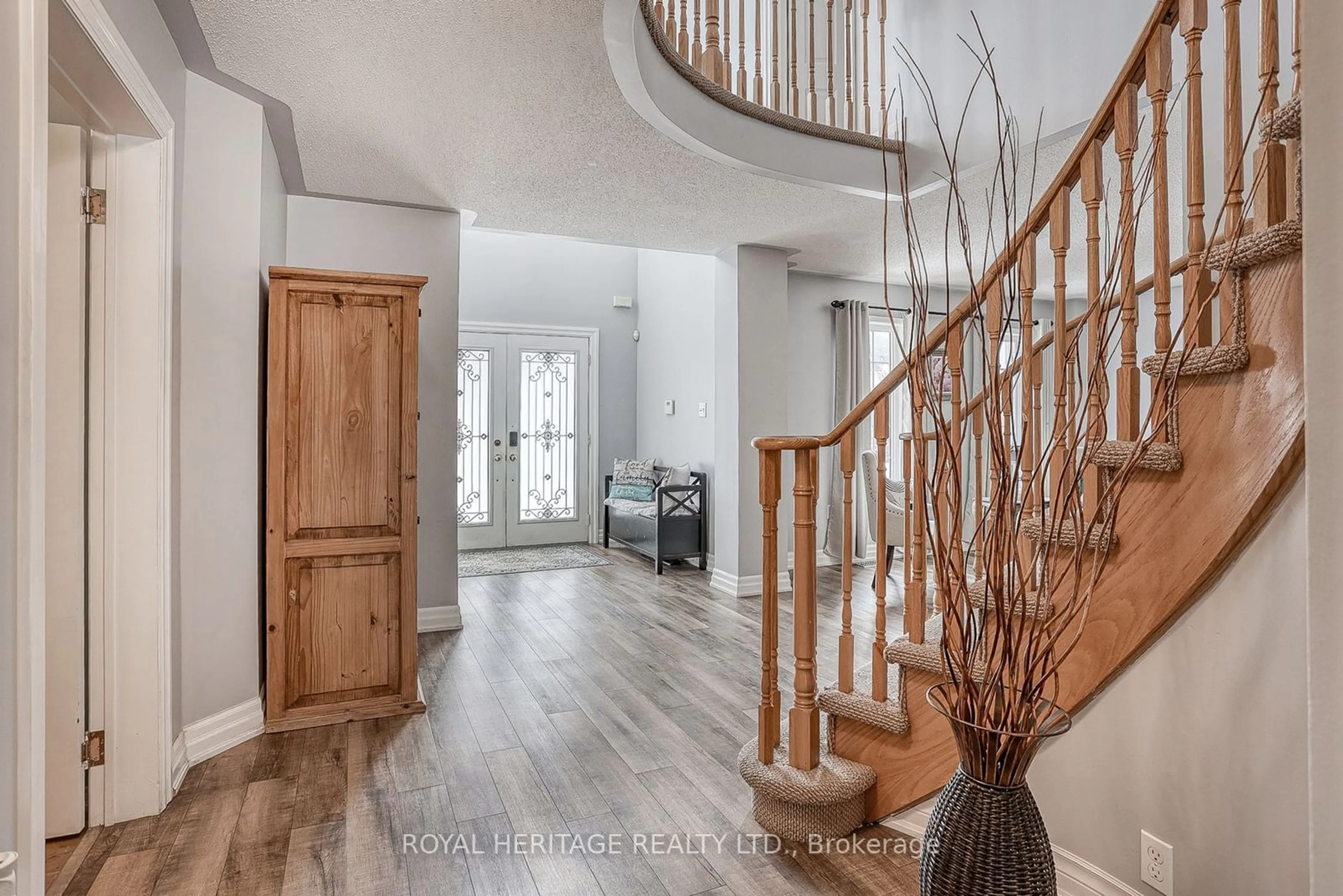 Indoor entryway for 1563 Spencely Dr, Oshawa Ontario L1K 0A7