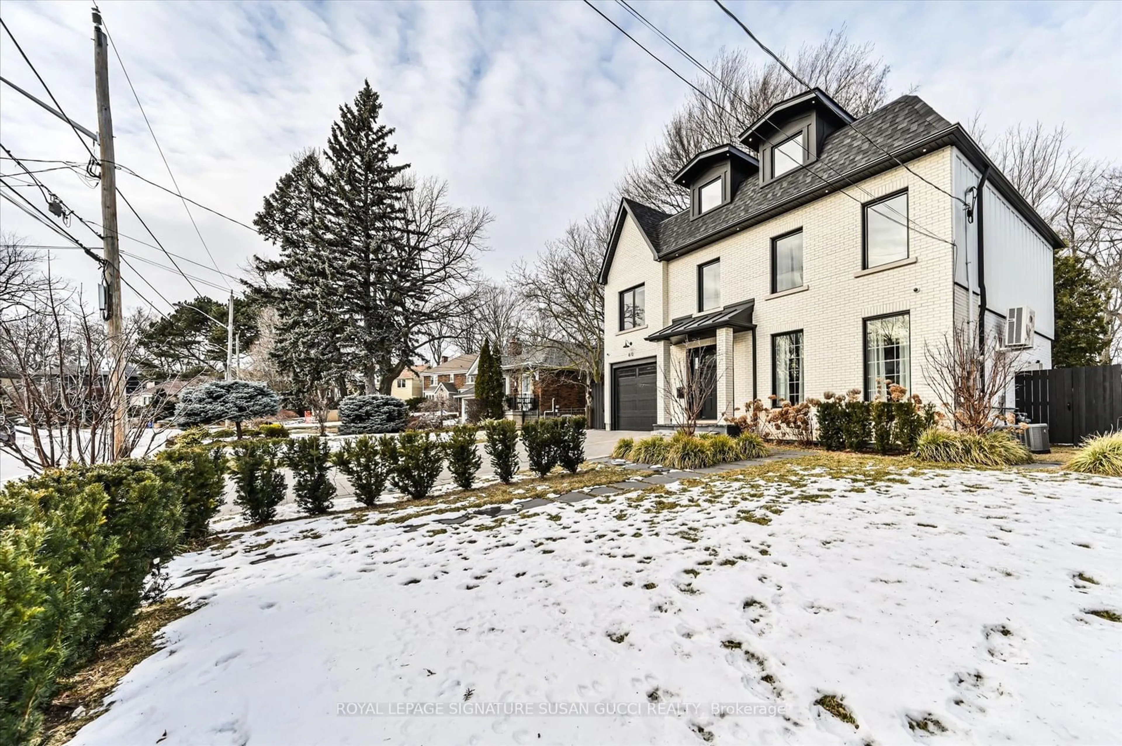 A pic from outside/outdoor area/front of a property/back of a property/a pic from drone, street for 60 Glenwood Cres, Toronto Ontario M4B 1J6