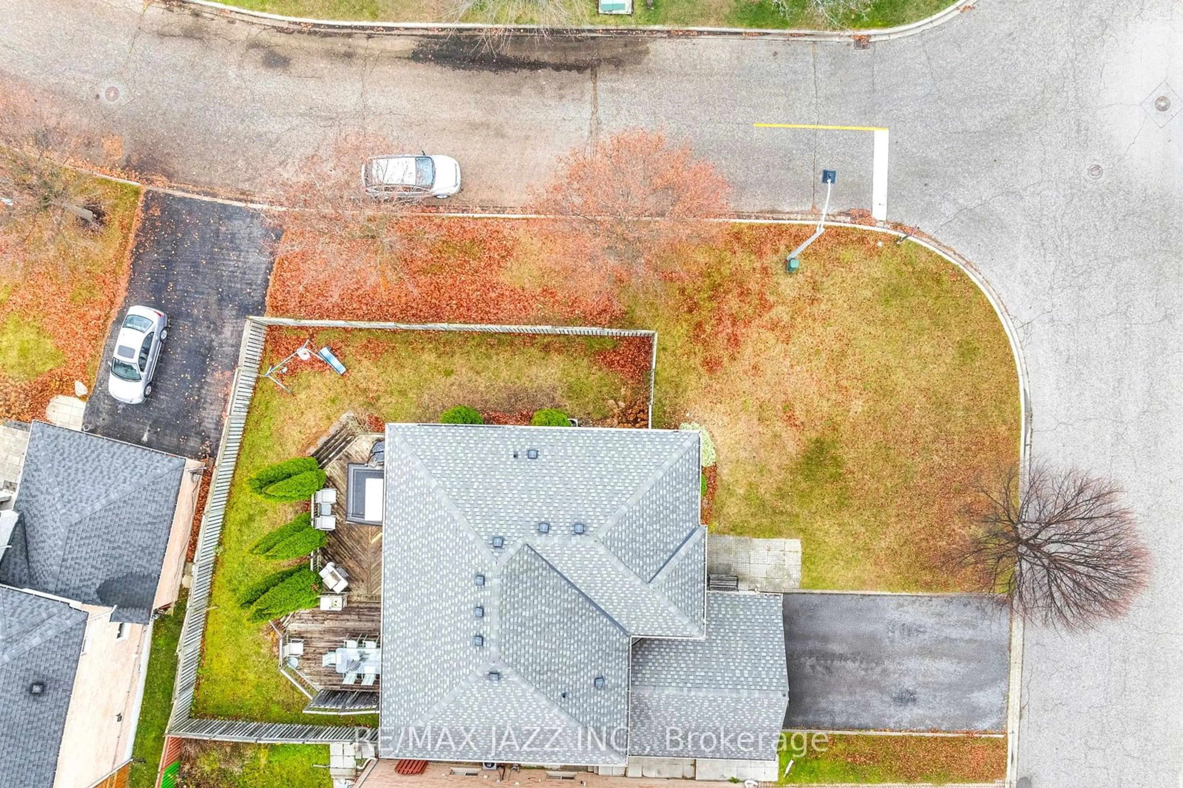 A pic from outside/outdoor area/front of a property/back of a property/a pic from drone, street for 1129 Gossamer Dr, Pickering Ontario L1X 2T8