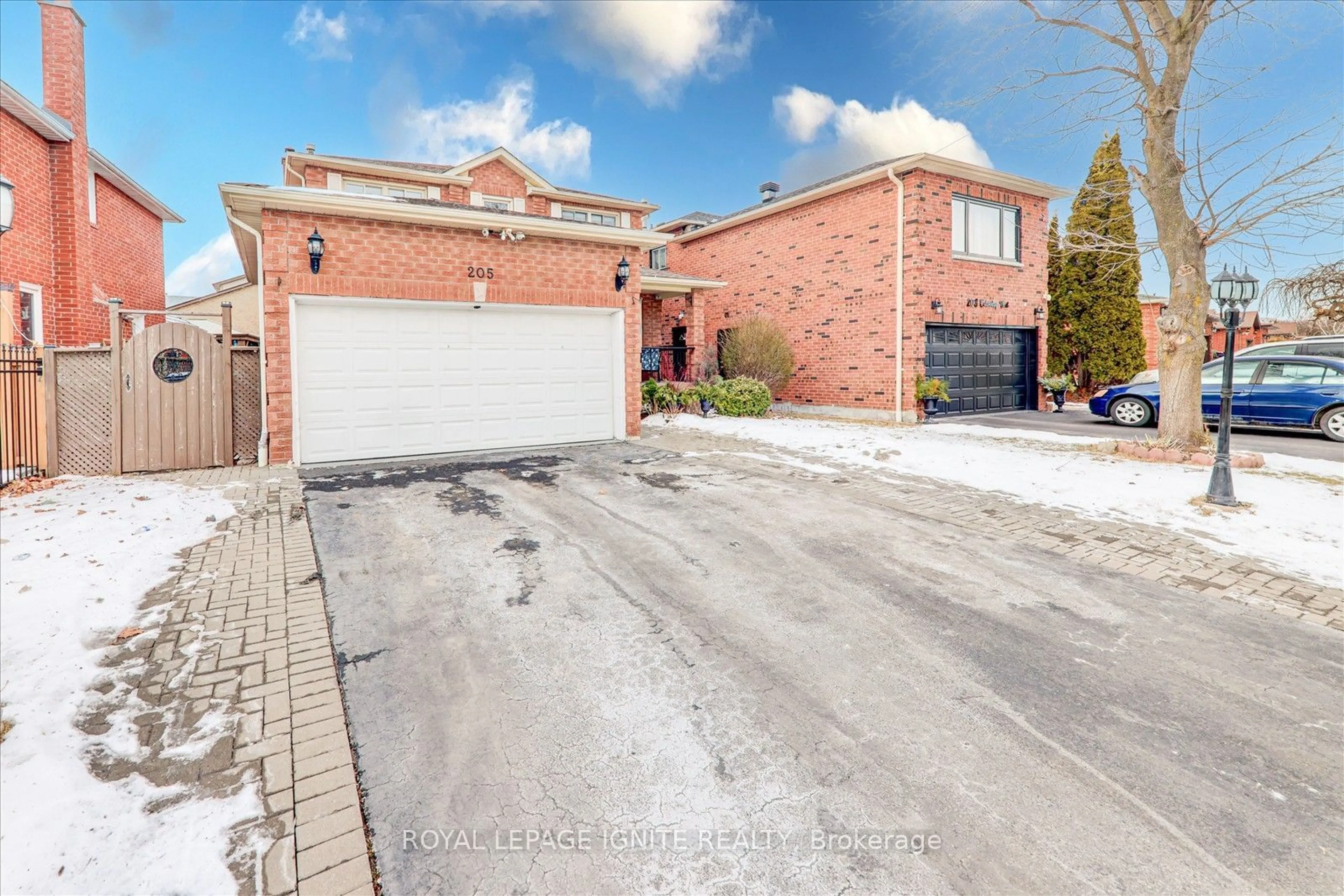 A pic from outside/outdoor area/front of a property/back of a property/a pic from drone, street for 205 Calverley Tr, Toronto Ontario M1C 3Y4