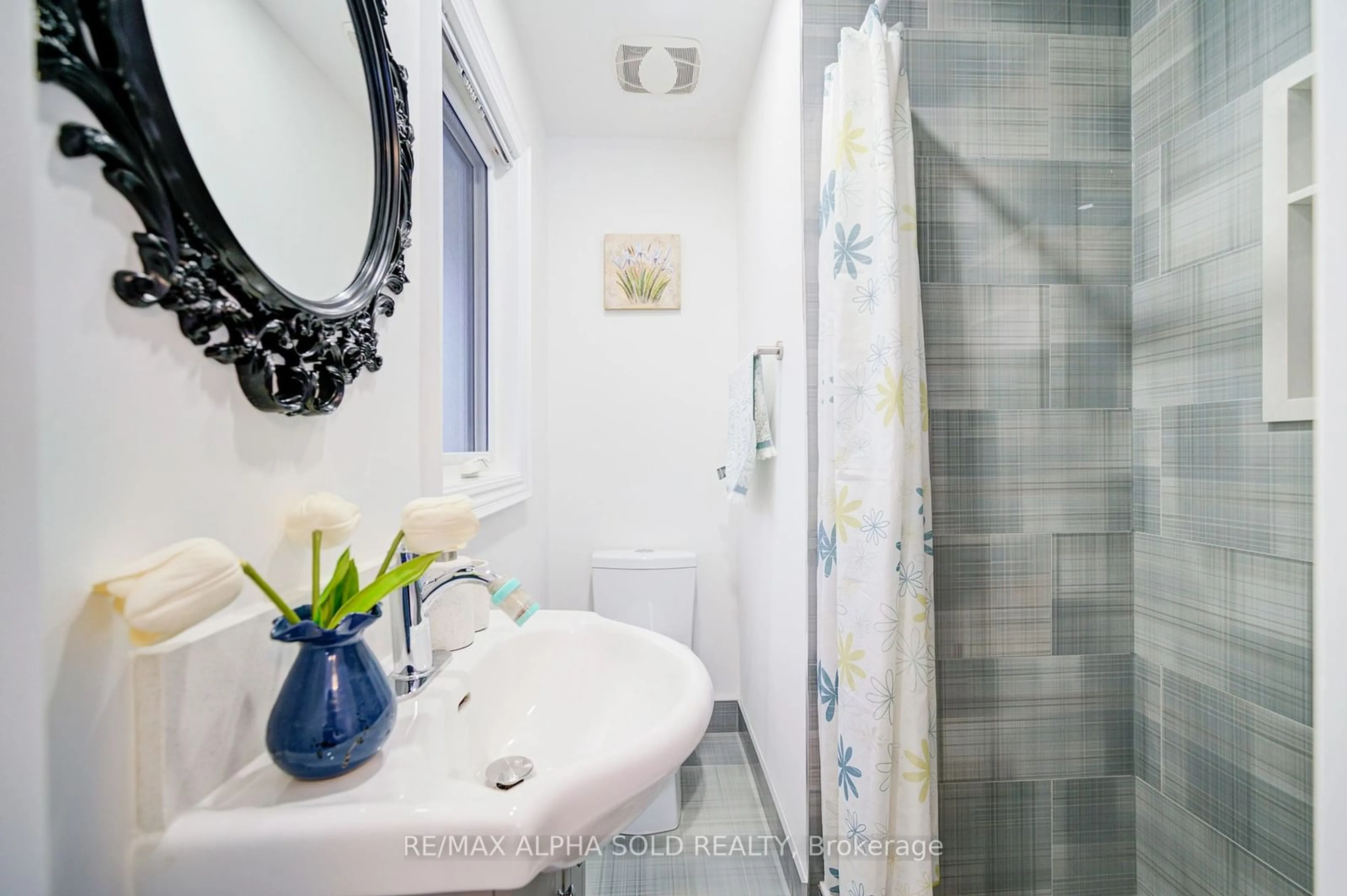 Standard bathroom, ceramic/tile floor for 86 Lowcrest Blvd, Toronto Ontario M1T 1K5