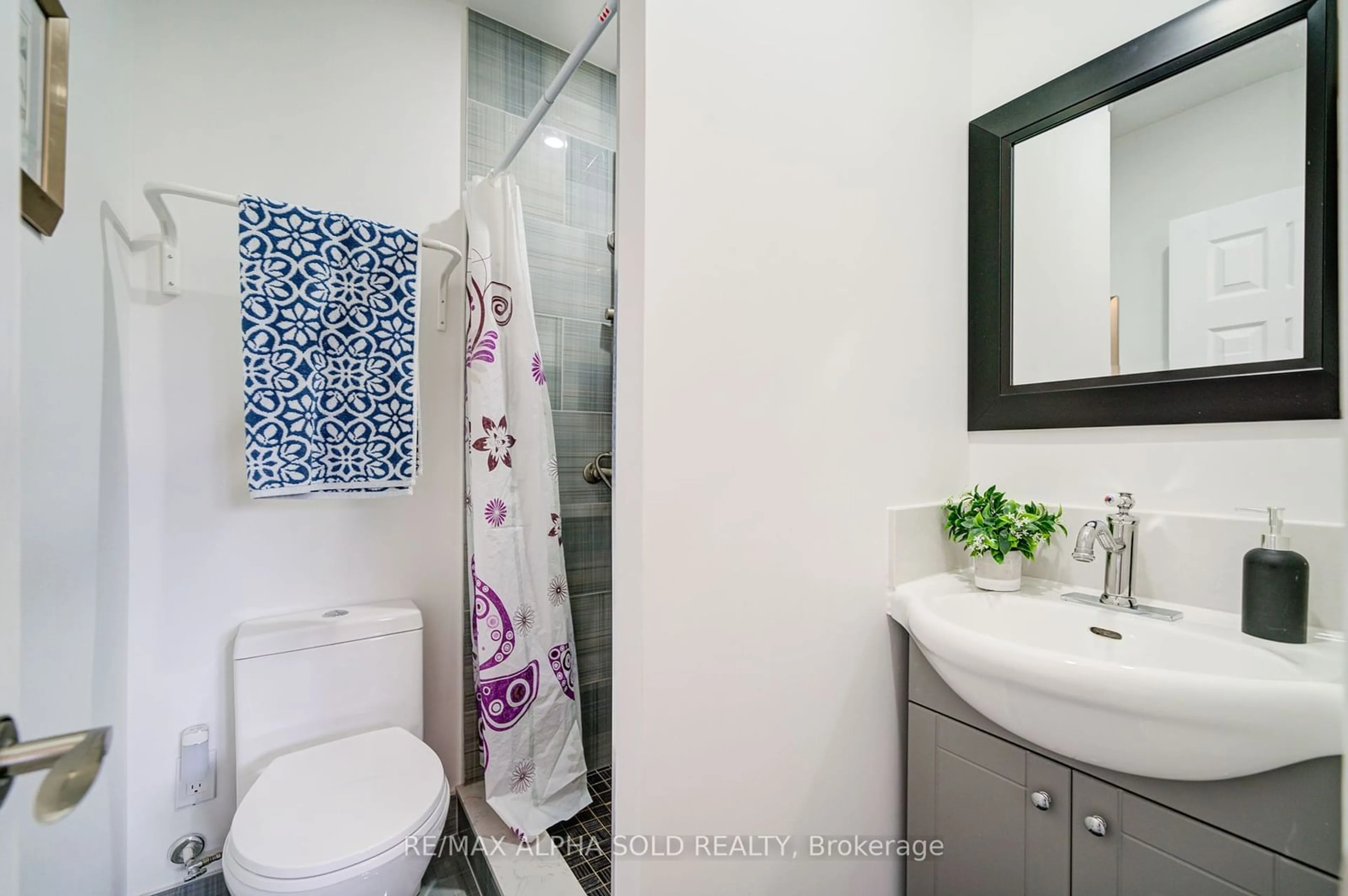 Standard bathroom, ceramic/tile floor for 86 Lowcrest Blvd, Toronto Ontario M1T 1K5