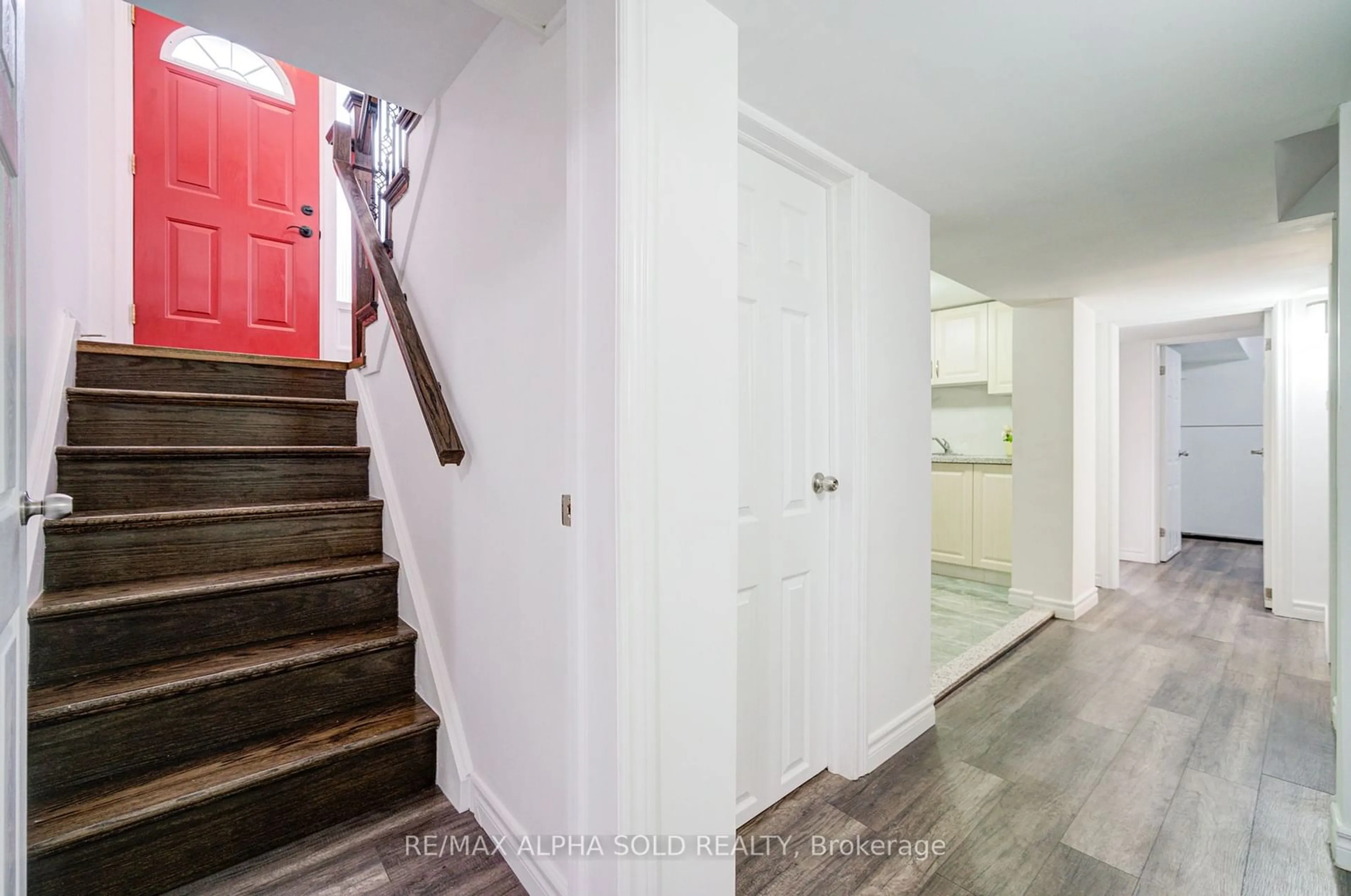 Indoor entryway for 86 Lowcrest Blvd, Toronto Ontario M1T 1K5