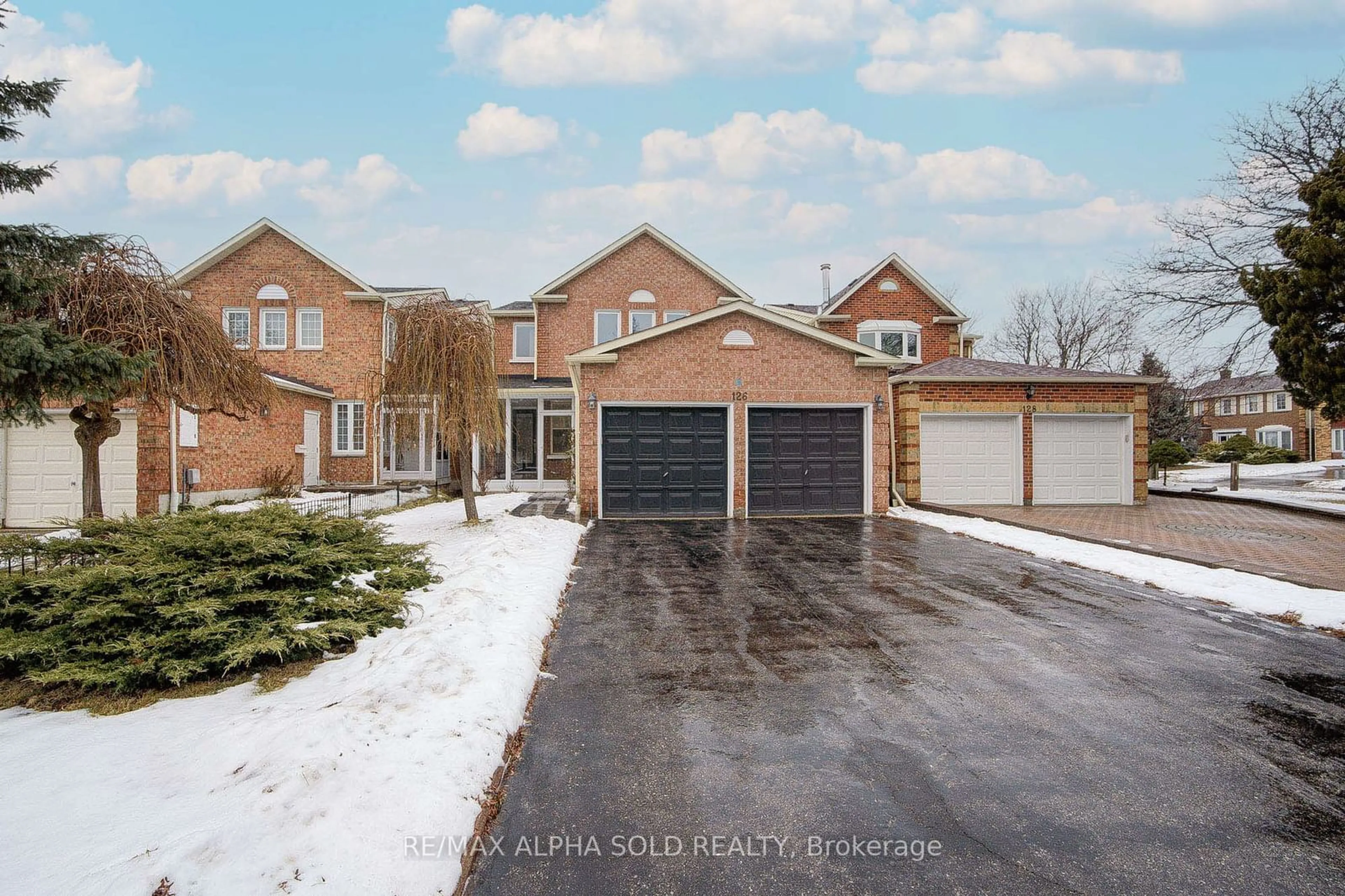 A pic from outside/outdoor area/front of a property/back of a property/a pic from drone, street for 126 Chapel Park Sq, Toronto Ontario M1V 2S5