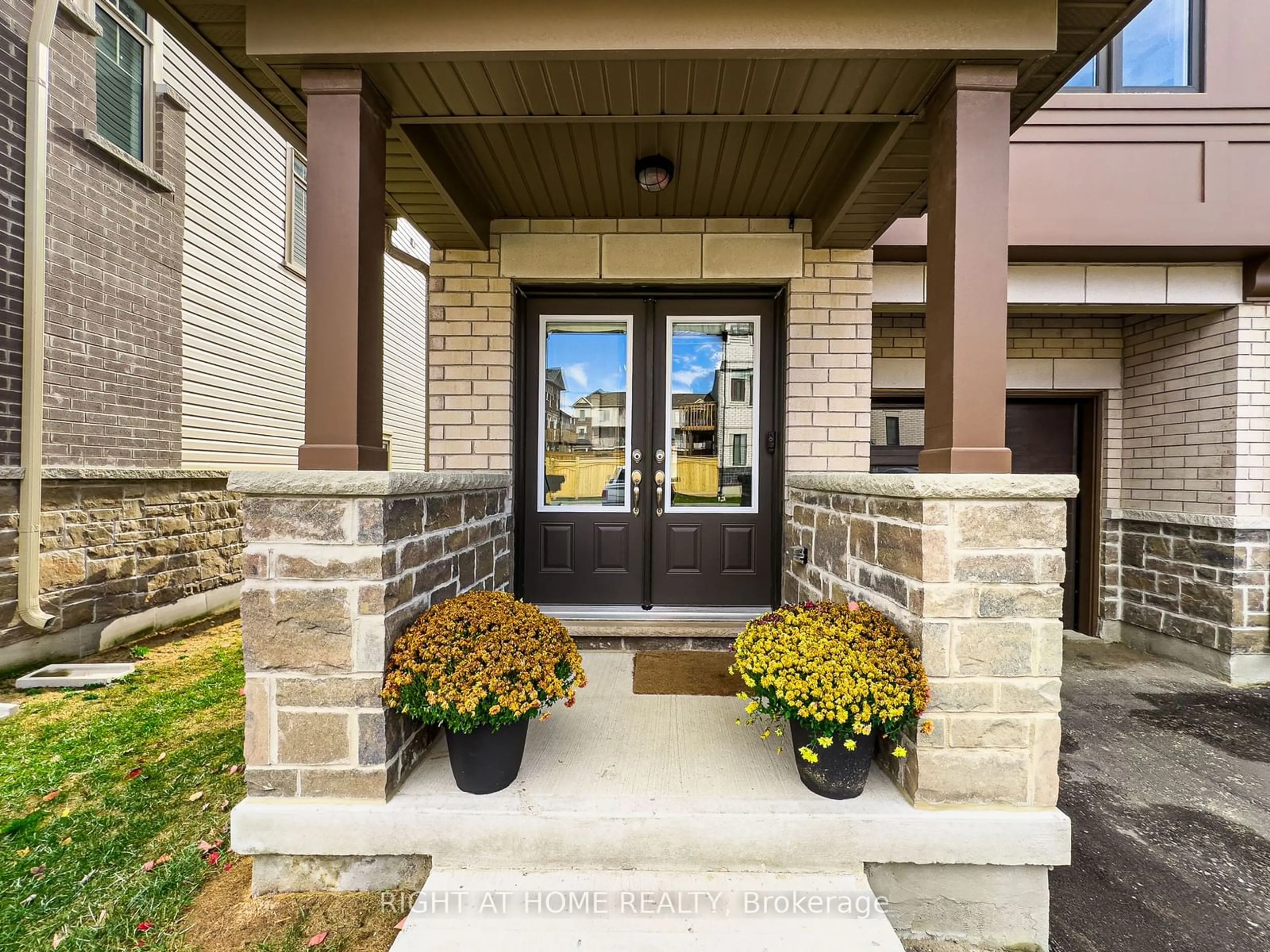 Indoor entryway for 31 Bavin St, Clarington Ontario L1C 7H5