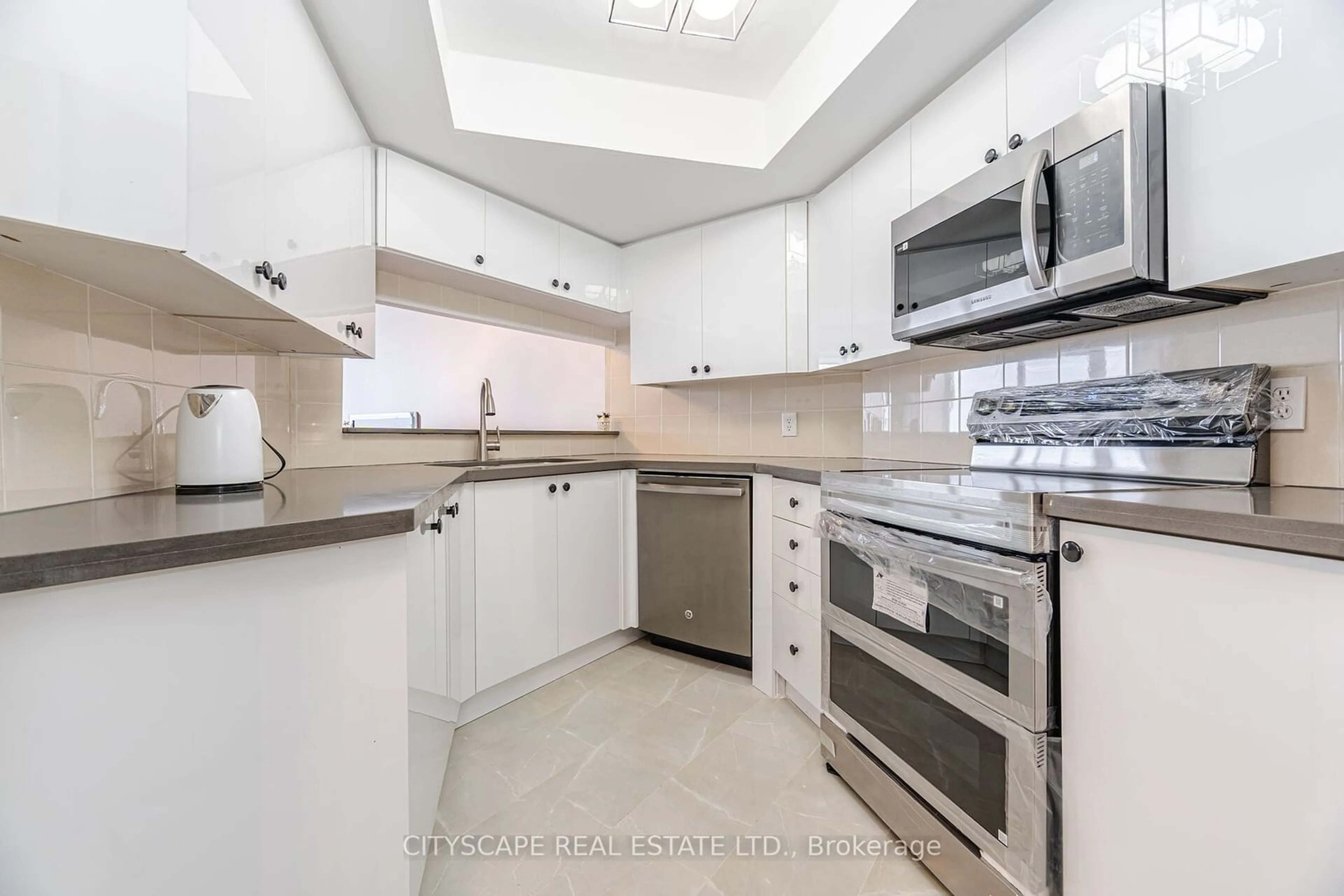 Standard kitchen, ceramic/tile floor for 2550 Lawrence Ave #1411, Toronto Ontario M1P 4Z3