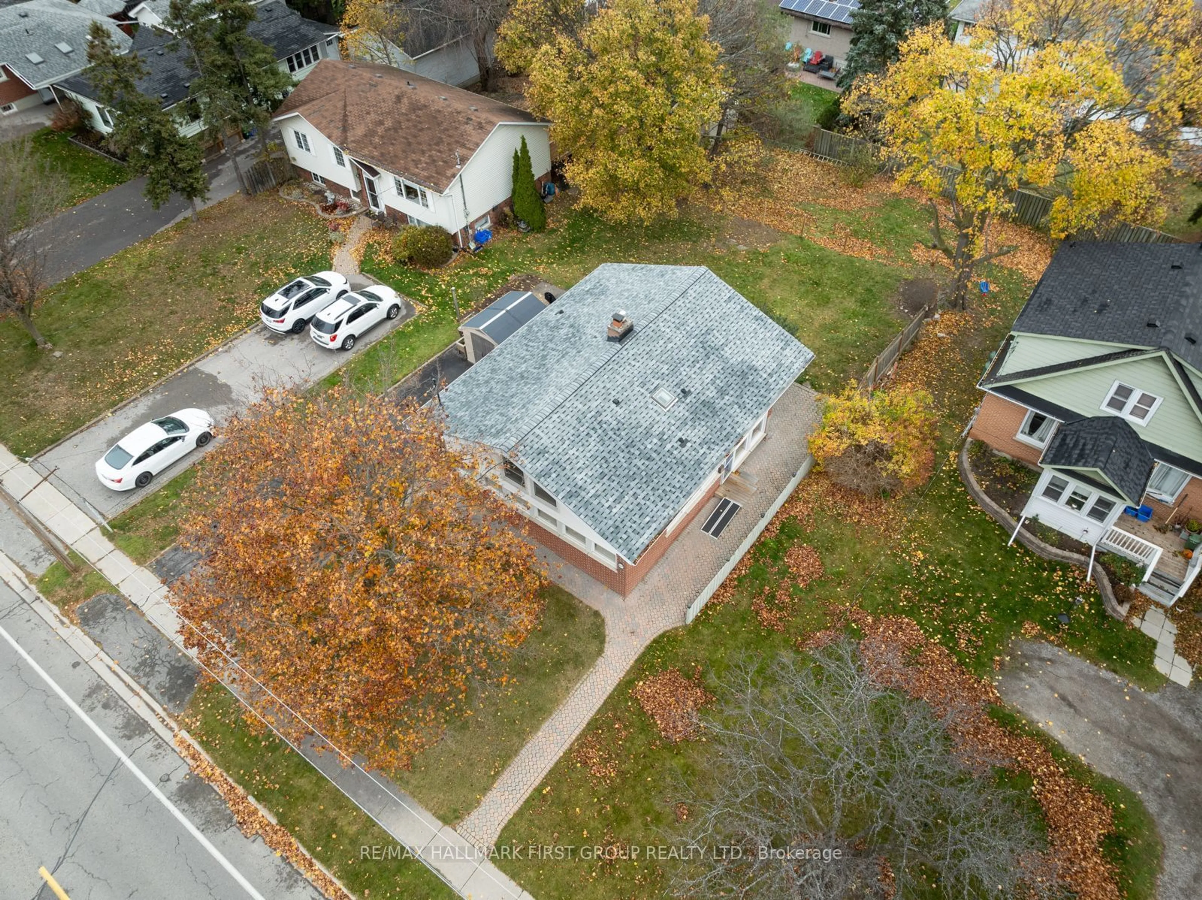 A pic from outside/outdoor area/front of a property/back of a property/a pic from drone, street for 247 Gibbons St, Oshawa Ontario L1J 4Y5