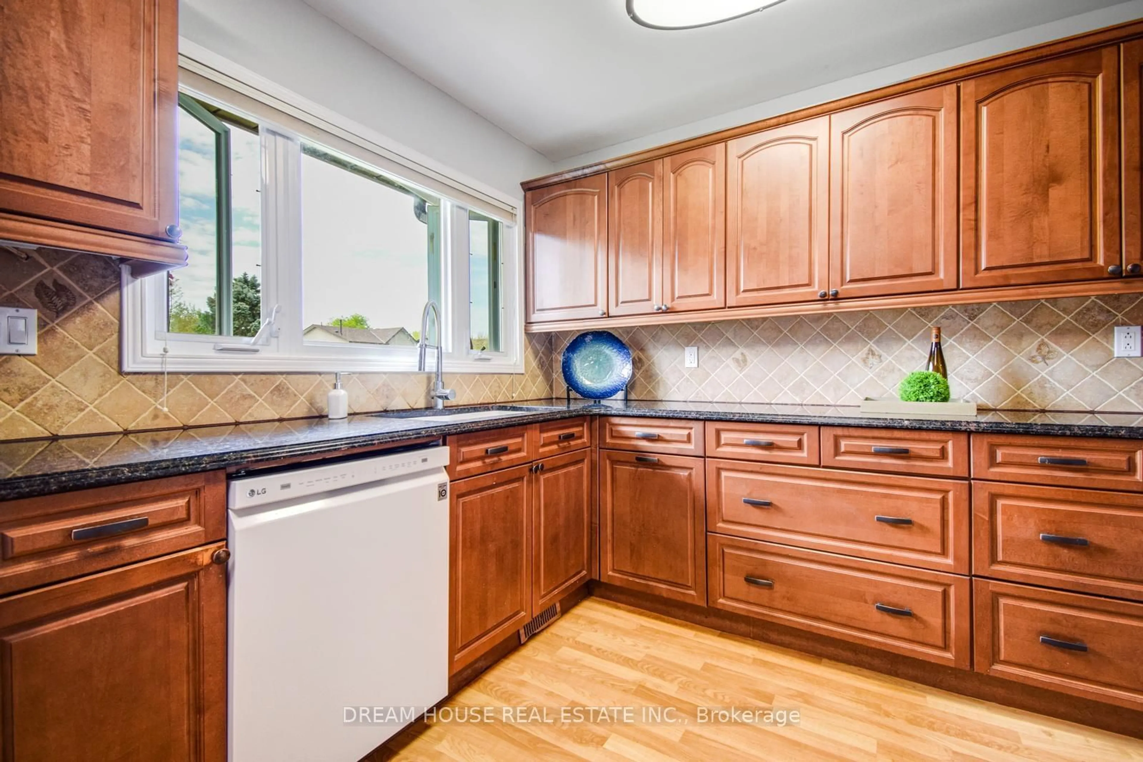 Standard kitchen, unknown for 399 Dickens Dr, Oshawa Ontario L1K 1N4