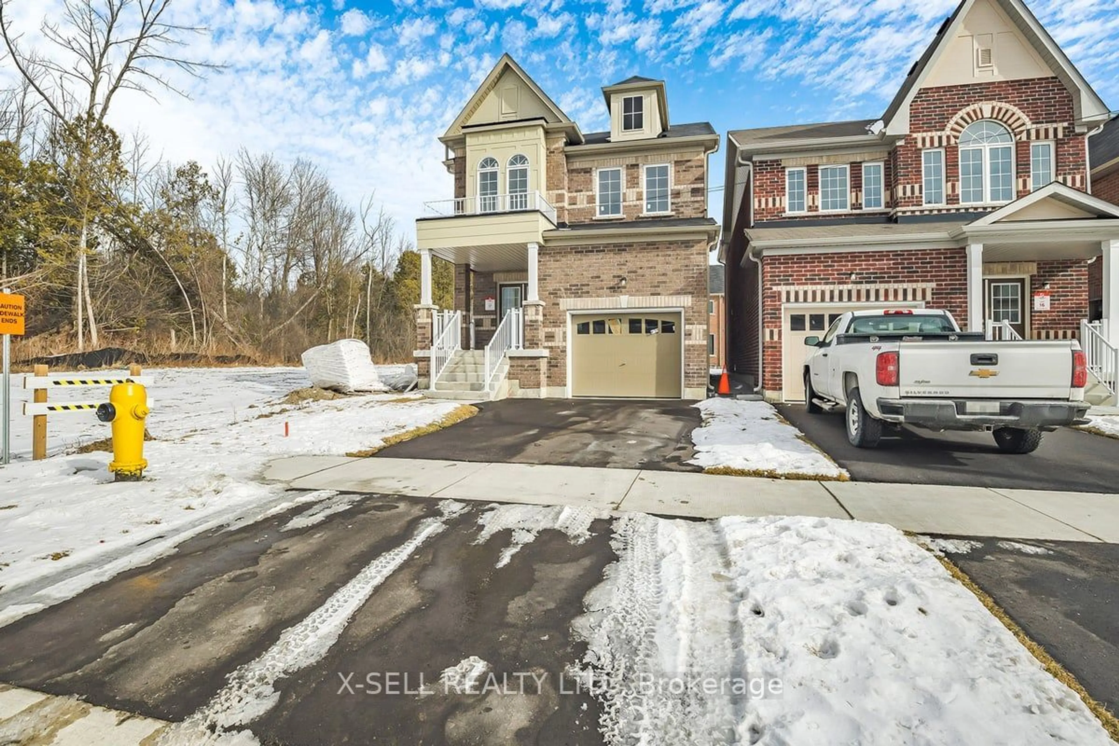 A pic from outside/outdoor area/front of a property/back of a property/a pic from drone, street for 671 Fleetwood Dr, Oshawa Ontario L1K 2V7