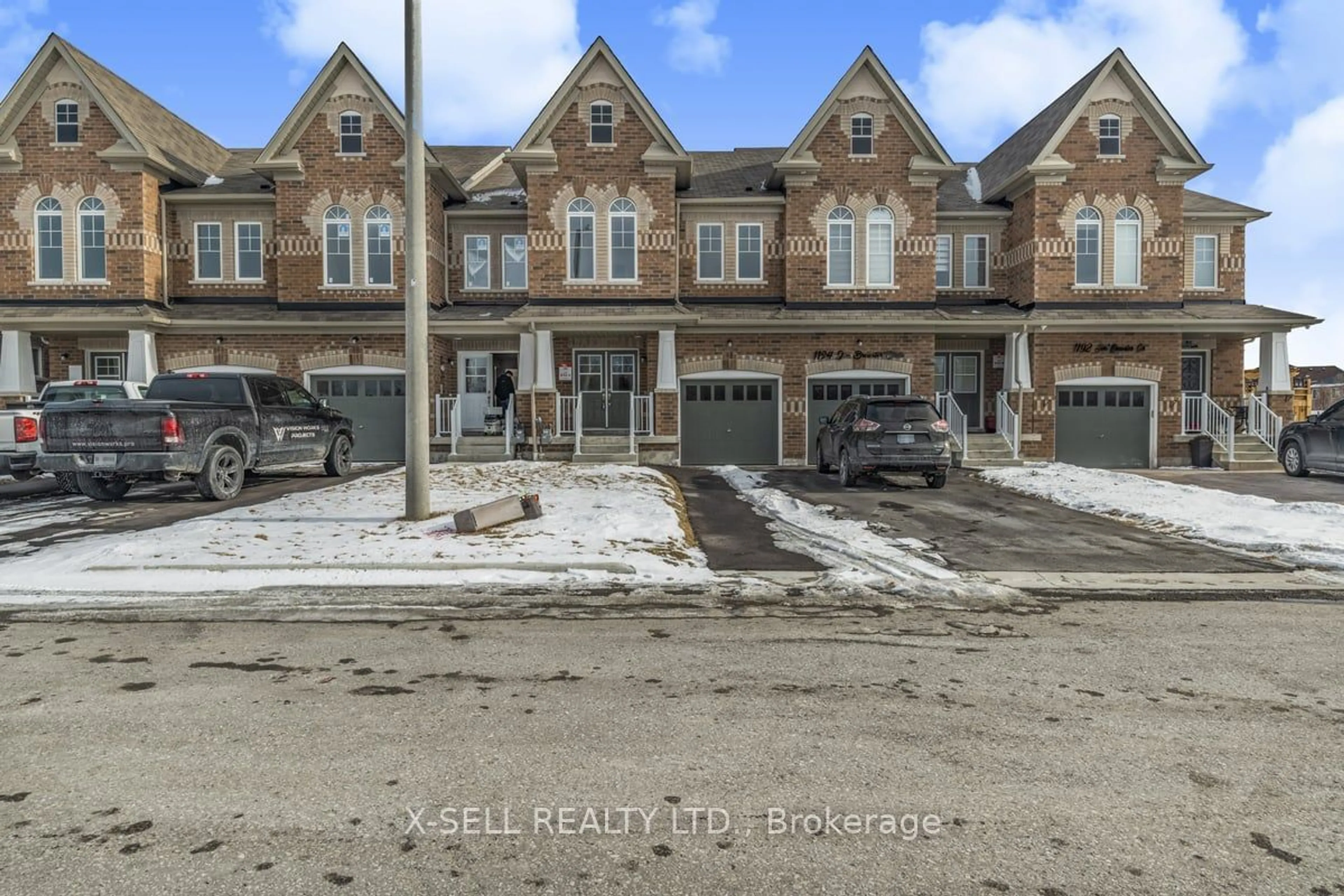 A pic from outside/outdoor area/front of a property/back of a property/a pic from drone, street for 1196 Jim Brewster Circ, Oshawa Ontario L1K 1A5