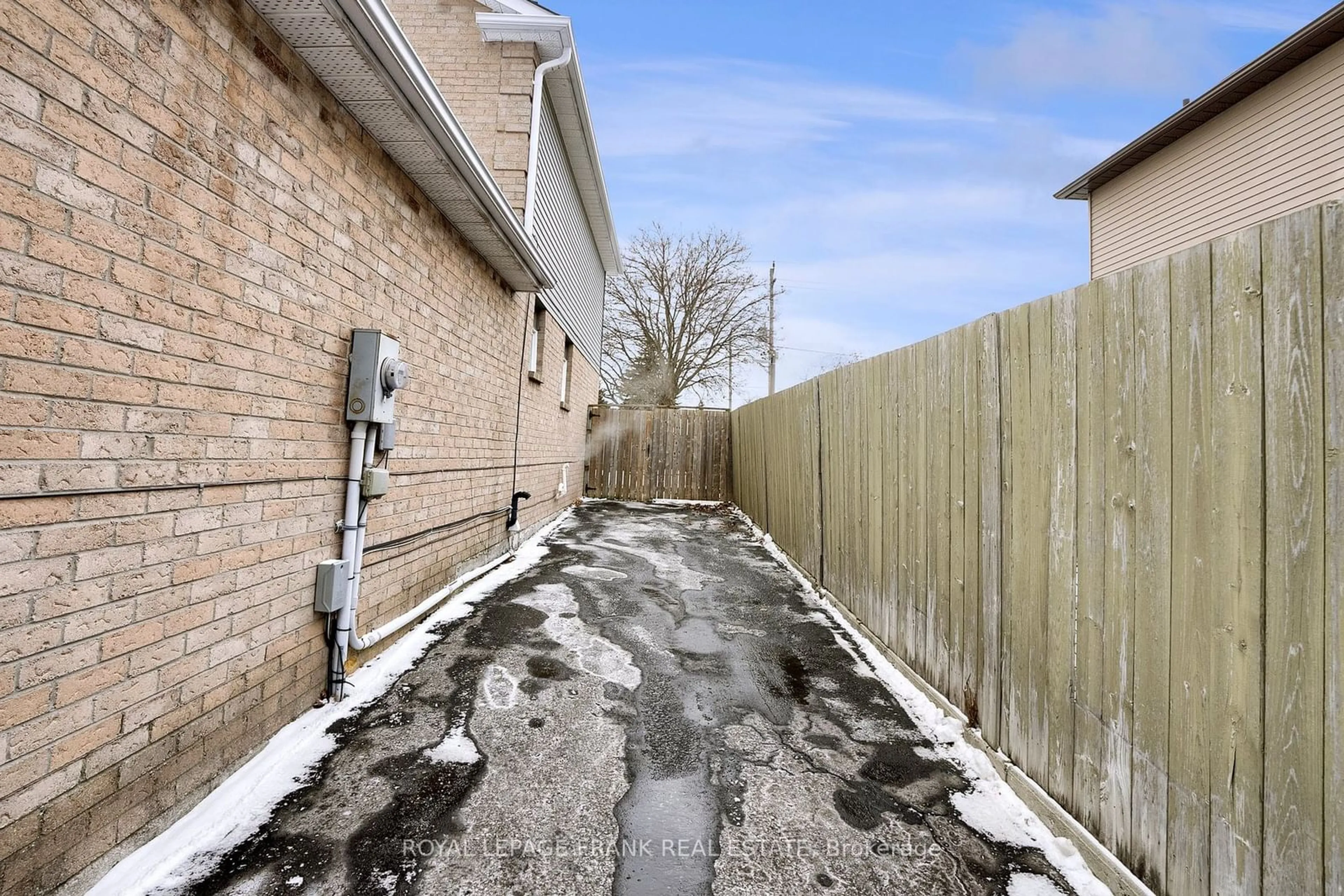 Patio, street for 71 Turnberry Cres, Clarington Ontario L1E 1A4