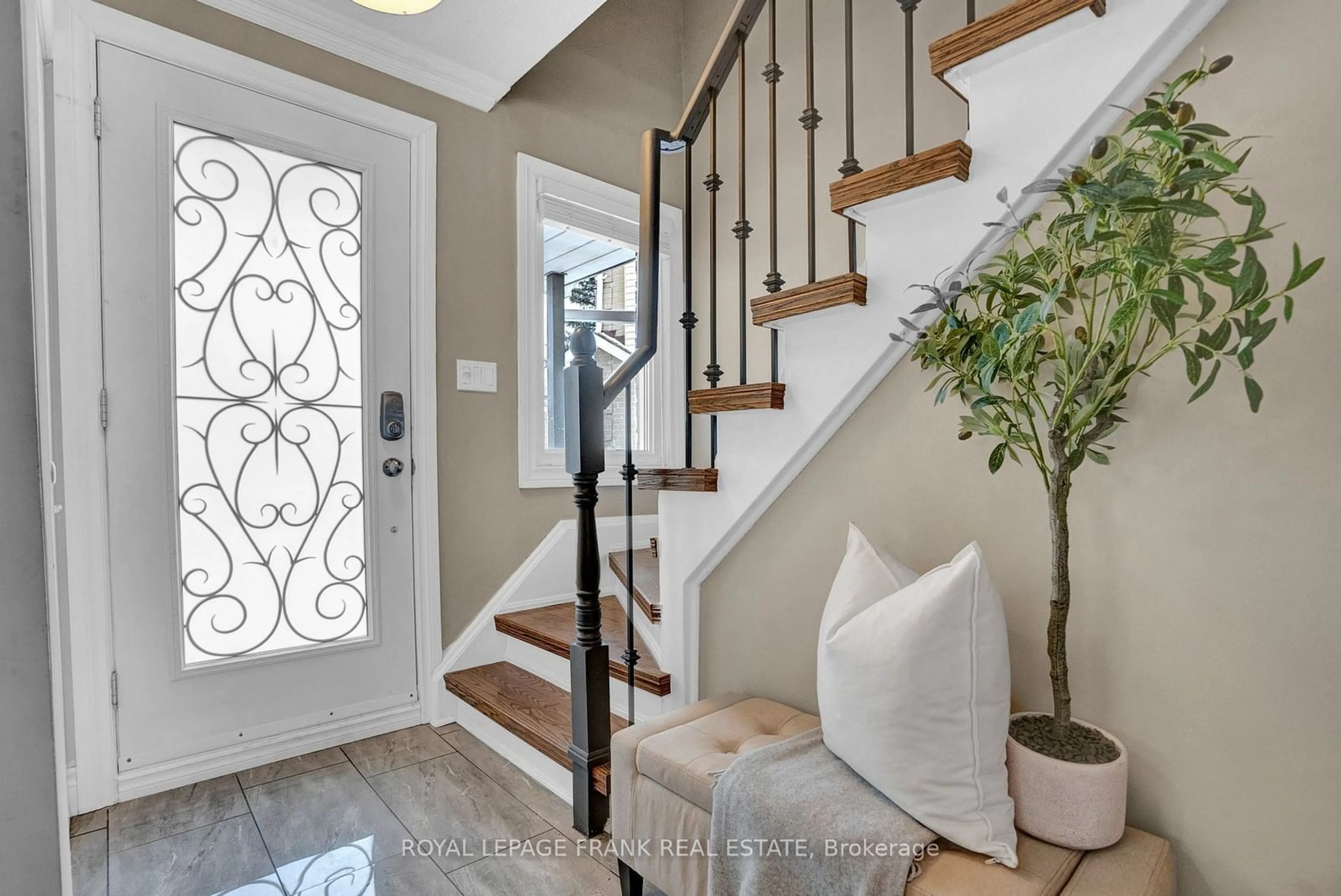 Indoor entryway for 71 Turnberry Cres, Clarington Ontario L1E 1A4