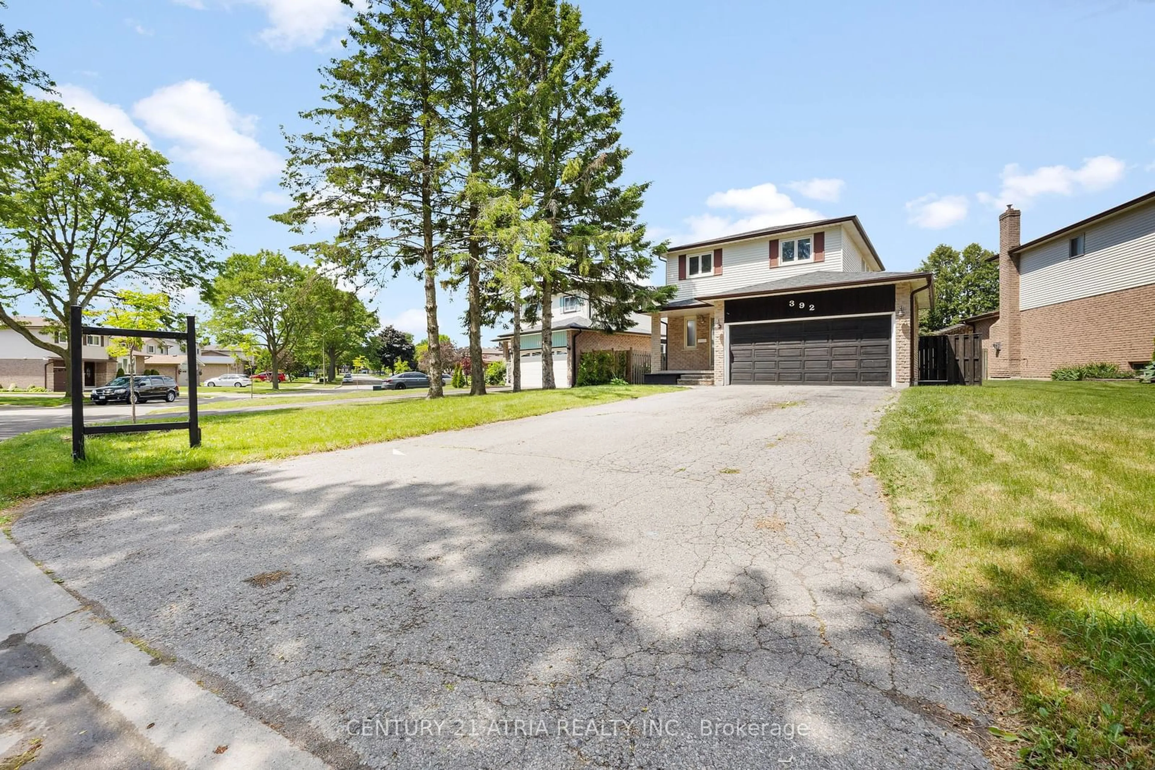 A pic from outside/outdoor area/front of a property/back of a property/a pic from drone, street for 392 Gothic Dr, Oshawa Ontario L1G 7S4