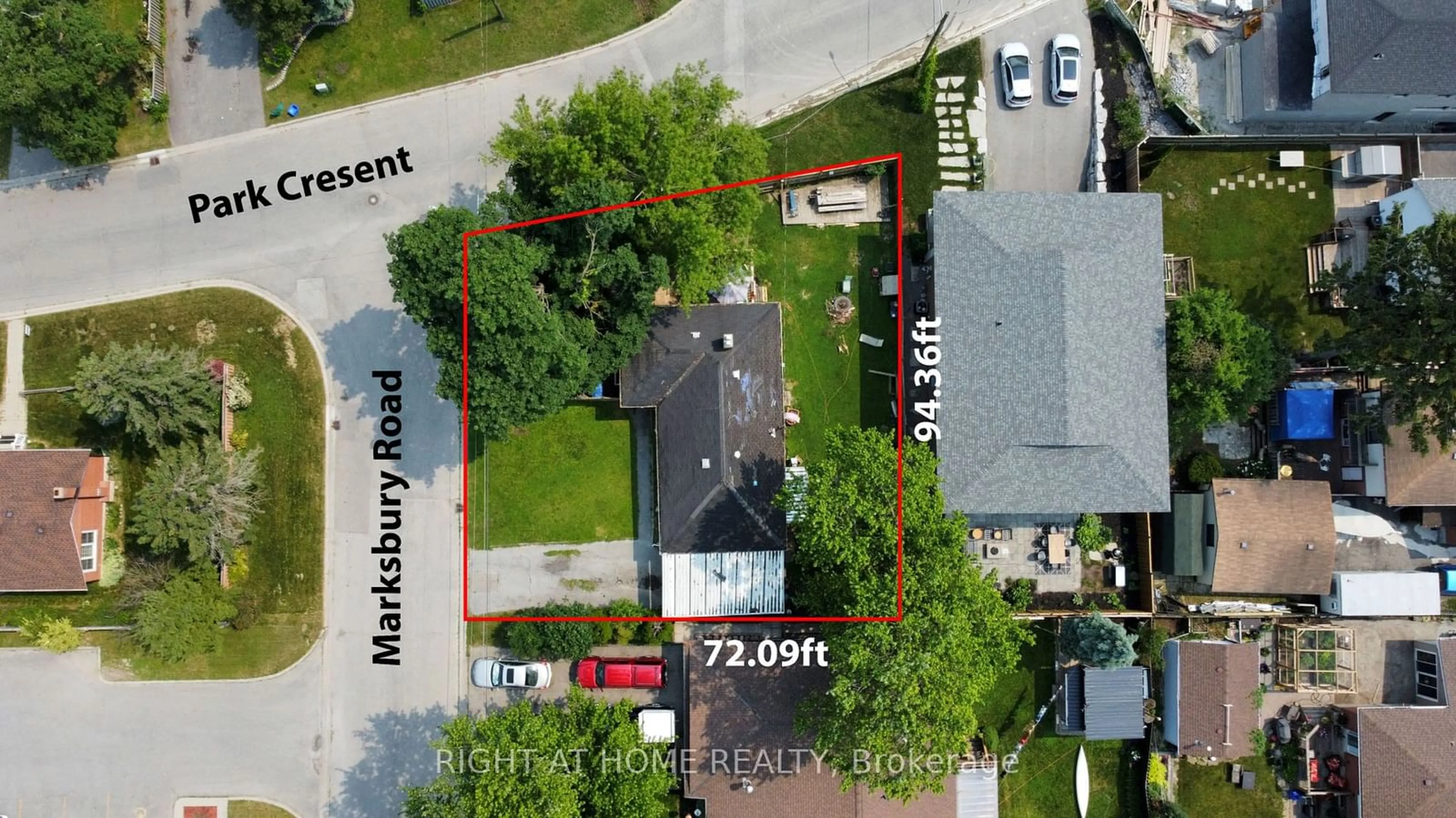 A pic from outside/outdoor area/front of a property/back of a property/a pic from drone, street for 668 Marksbury Rd, Pickering Ontario L1W 2T2