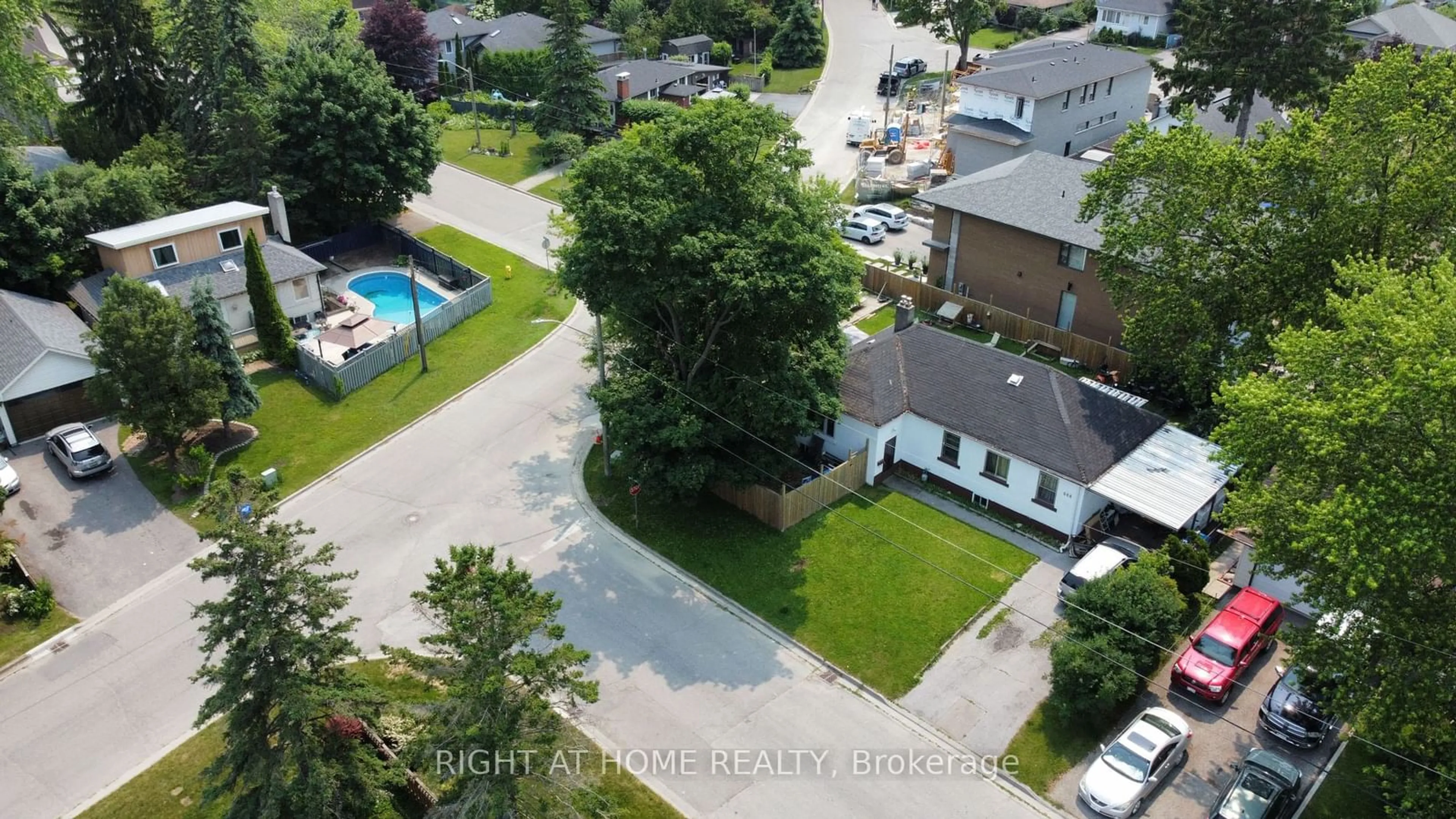 A pic from outside/outdoor area/front of a property/back of a property/a pic from drone, street for 668 Marksbury Rd, Pickering Ontario L1W 2T2