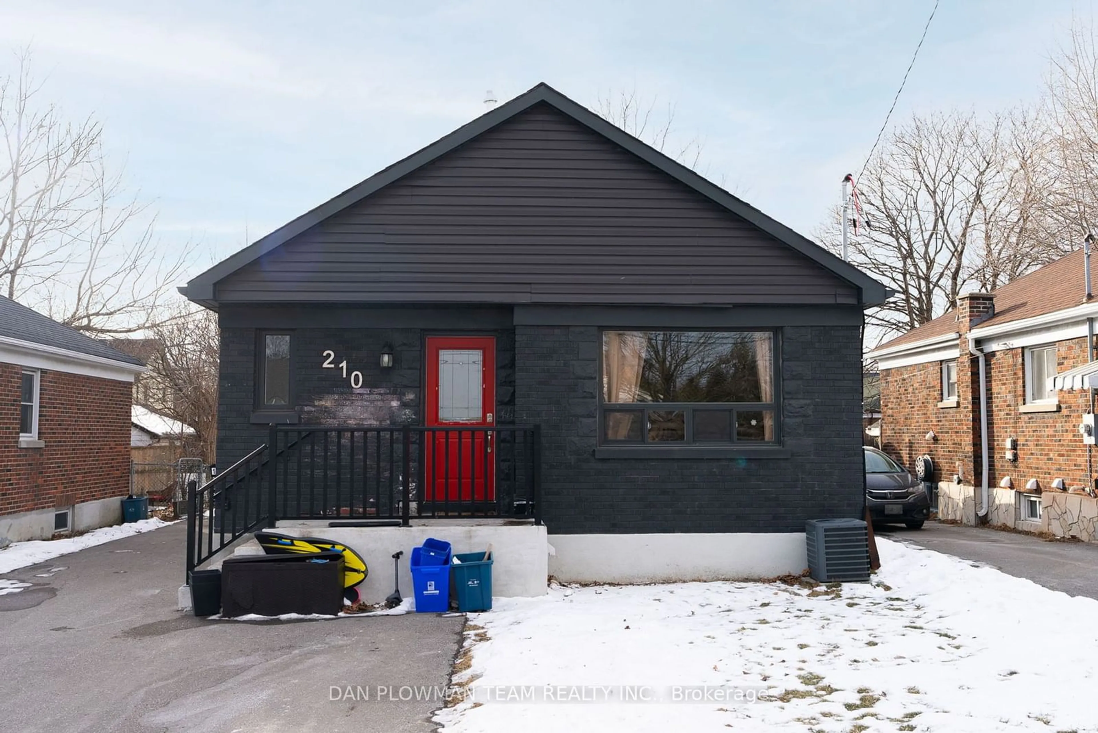 Home with vinyl exterior material, street for 210 Wilson Rd, Oshawa Ontario L1H 6C3