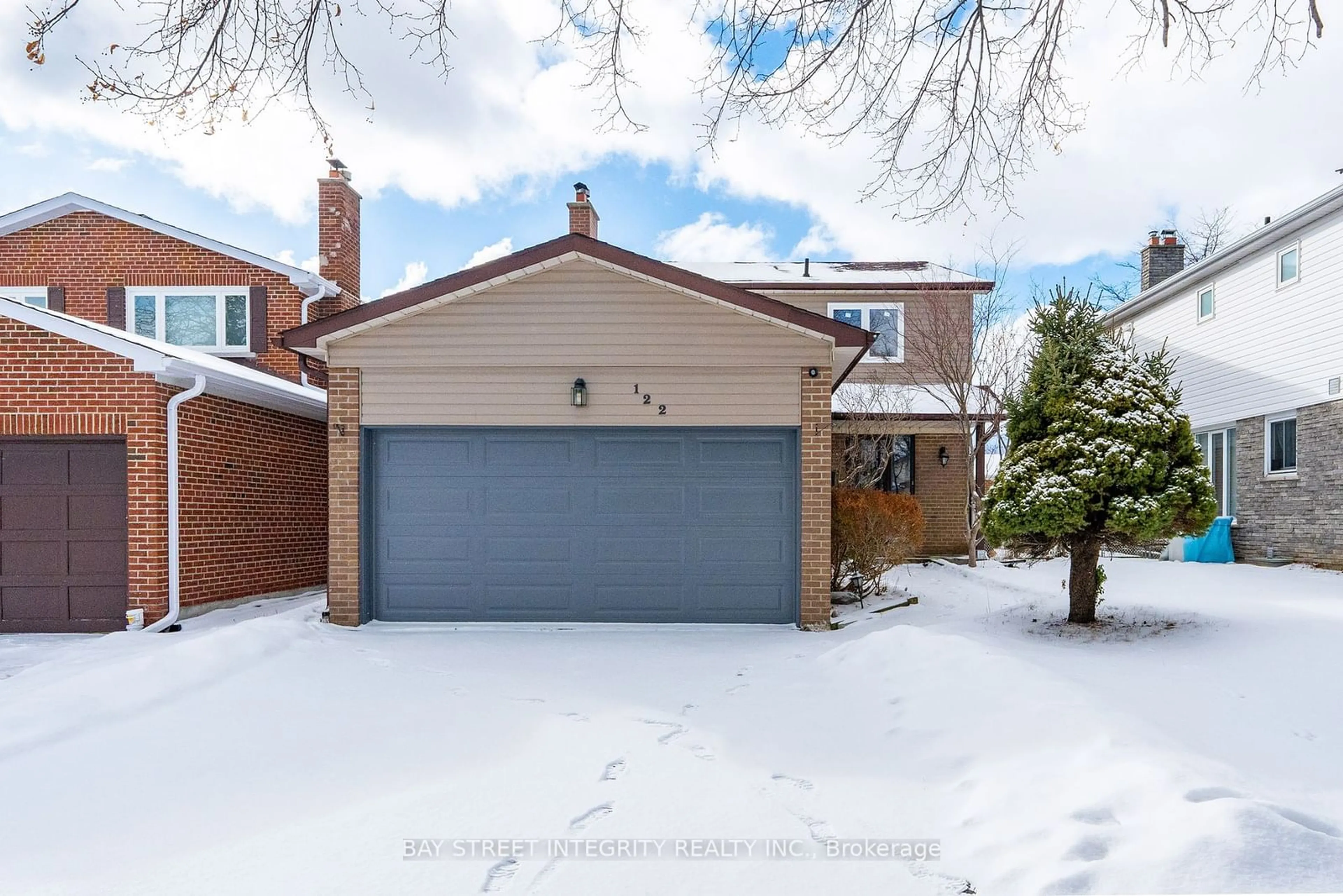 A pic from outside/outdoor area/front of a property/back of a property/a pic from drone, street for 122 Rooksnest Tr, Toronto Ontario M1S 3W3