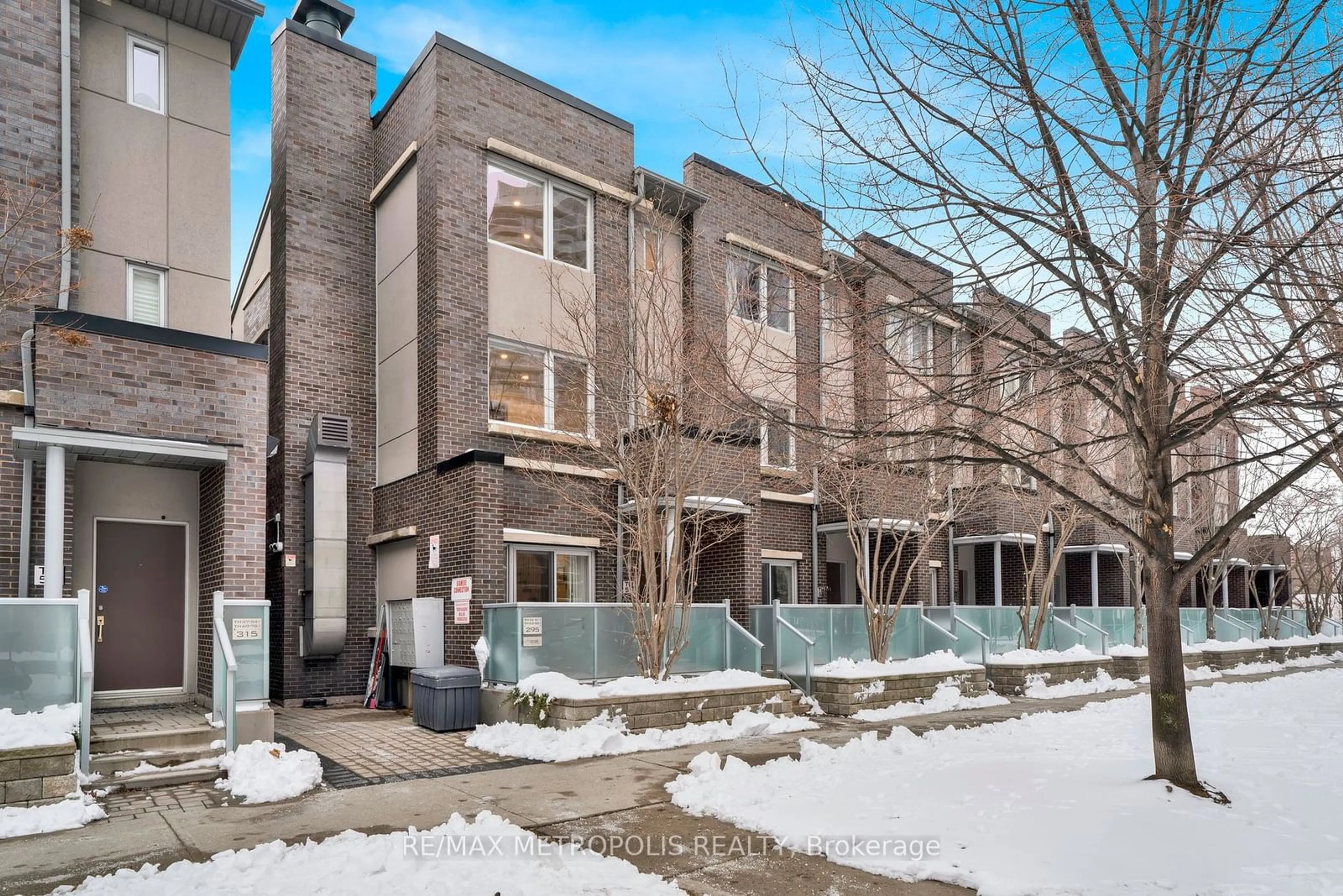 Patio, street for 295 Village Green Sq #TH55, Toronto Ontario M1S 0L2