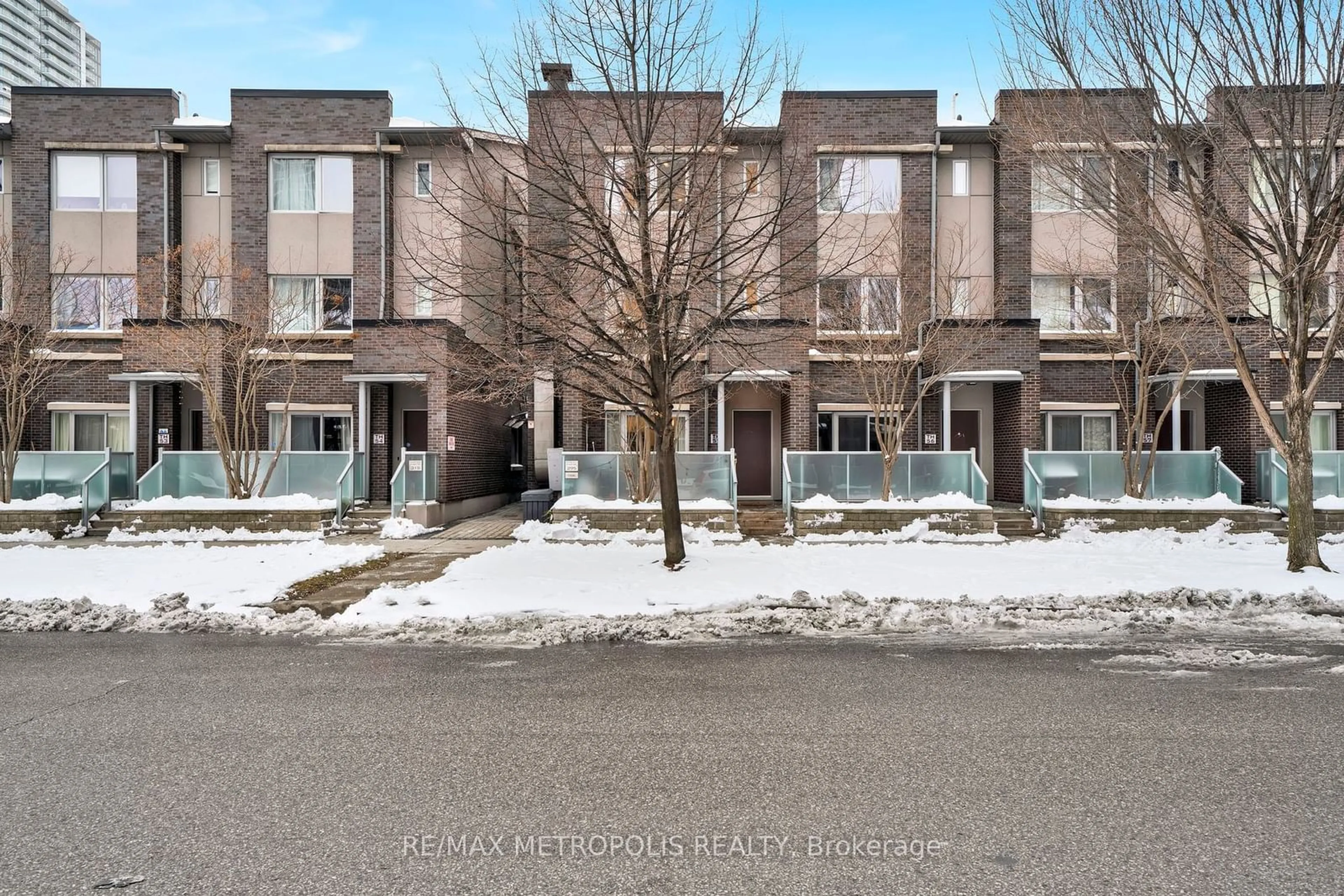 A pic from outside/outdoor area/front of a property/back of a property/a pic from drone, street for 295 Village Green Sq #TH55, Toronto Ontario M1S 0L2