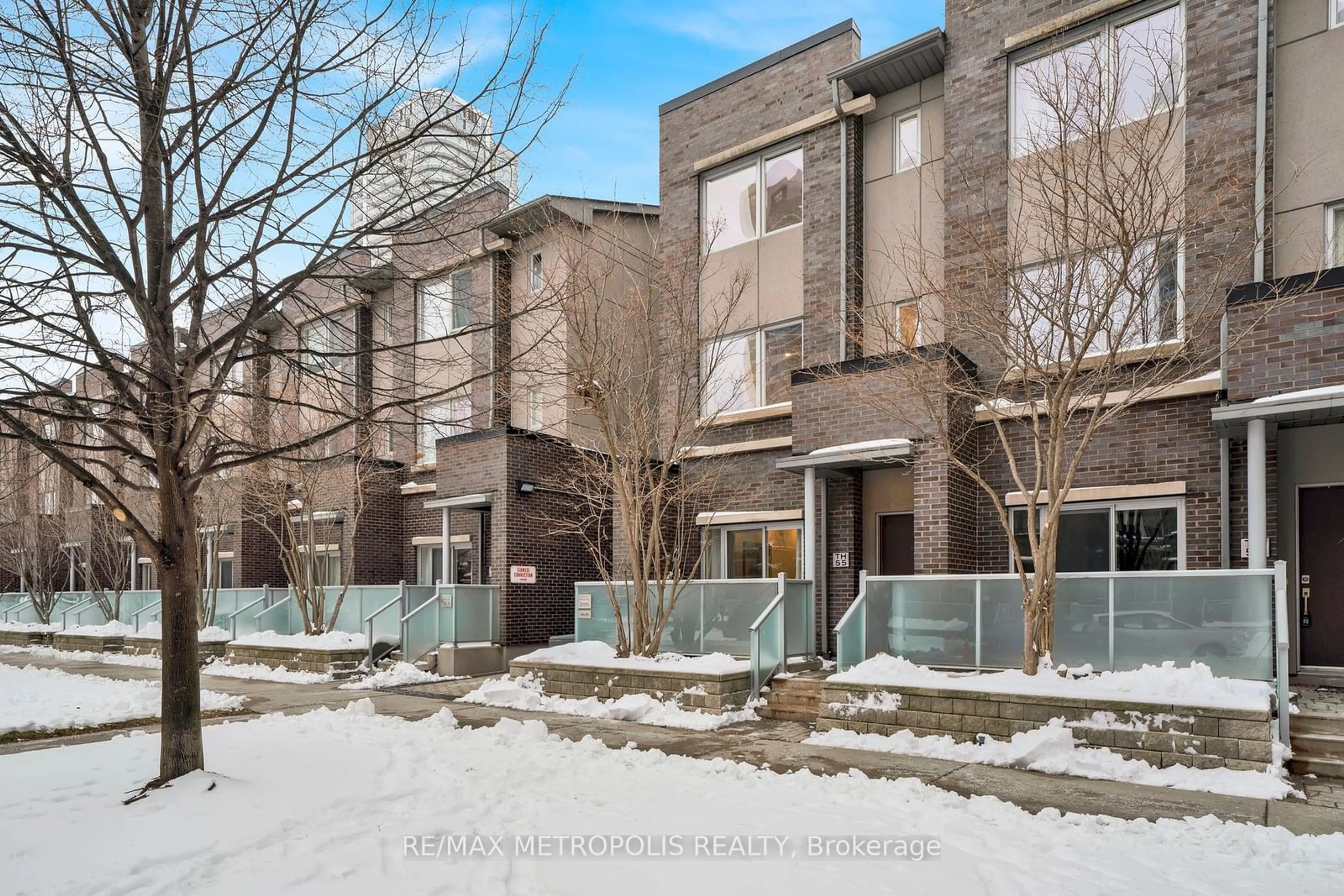 Patio, street for 295 Village Green Sq #TH55, Toronto Ontario M1S 0L2