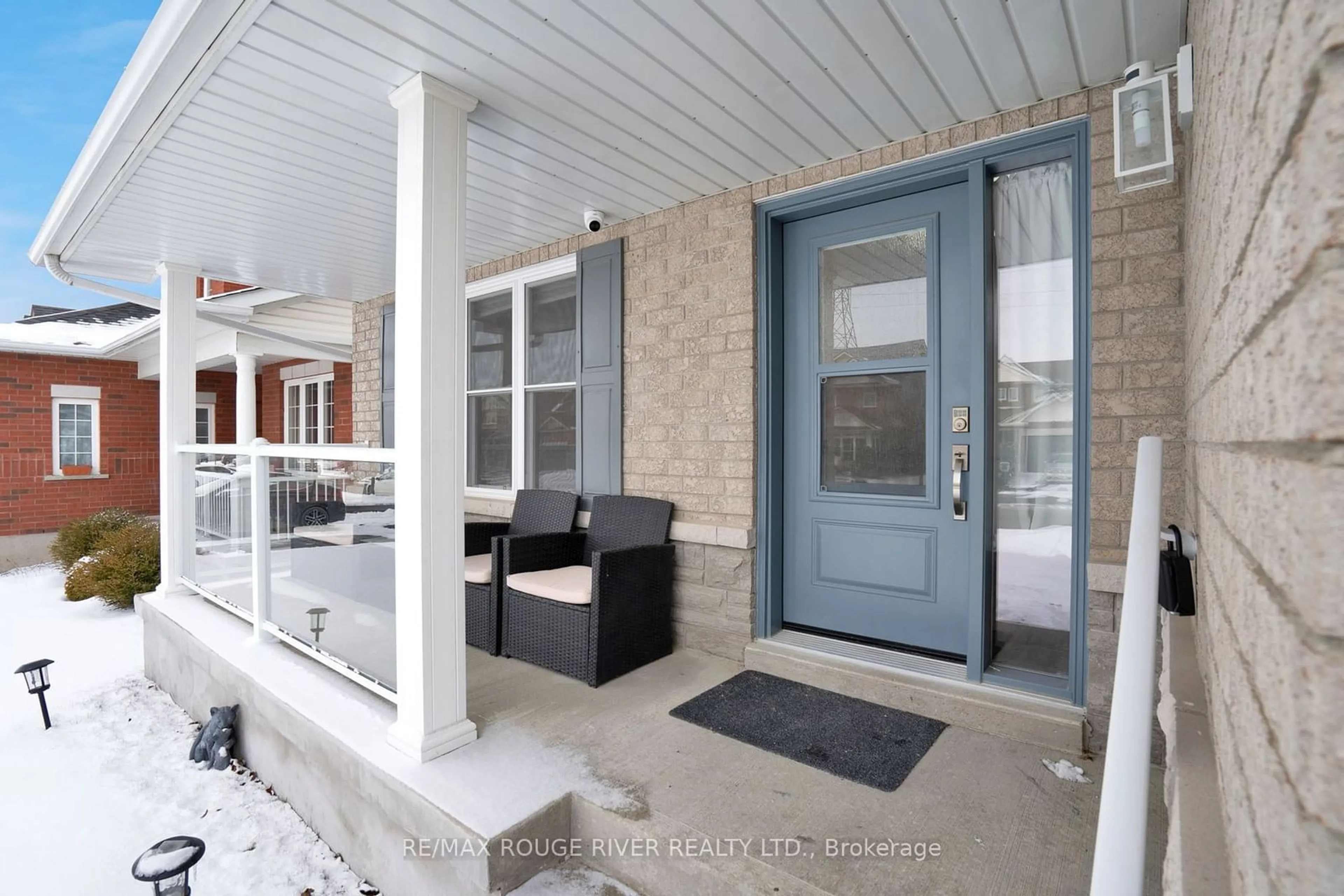 Indoor entryway for 577 Woodmount Cres, Oshawa Ontario L1K 2T1