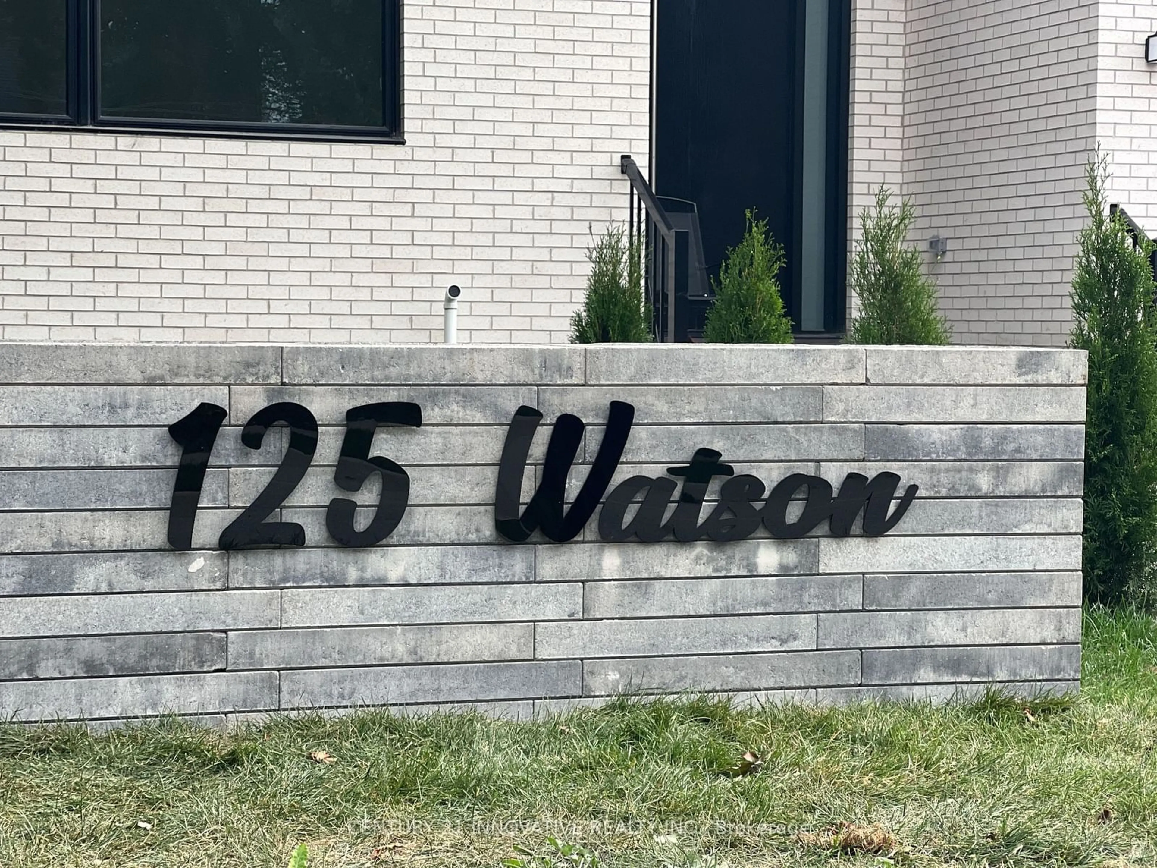 Unknown for 125 Watson St, Whitby Ontario L1N 1A4