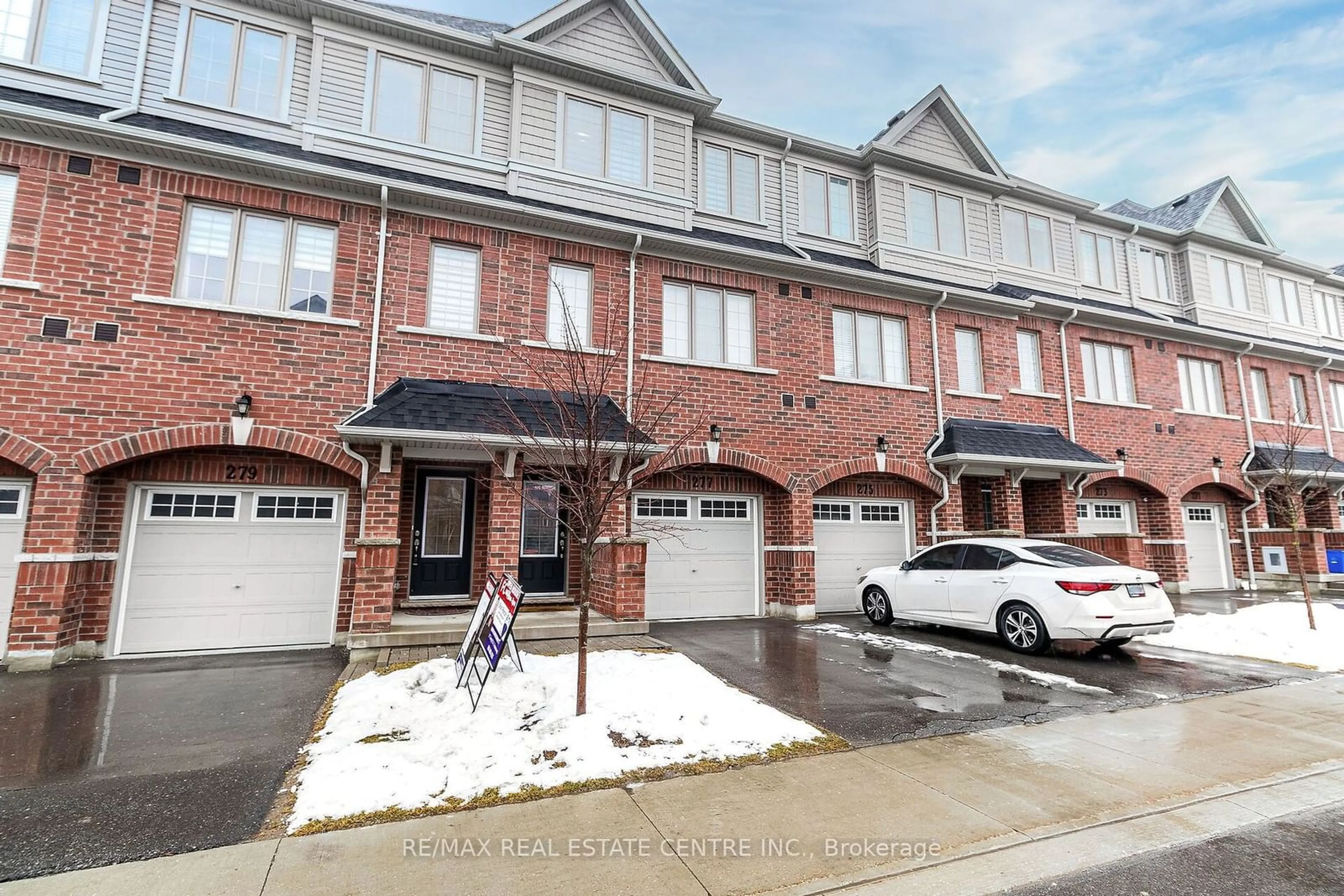 A pic from outside/outdoor area/front of a property/back of a property/a pic from drone, street for 277 Danzatore Path #77, Oshawa Ontario L1L 0P9