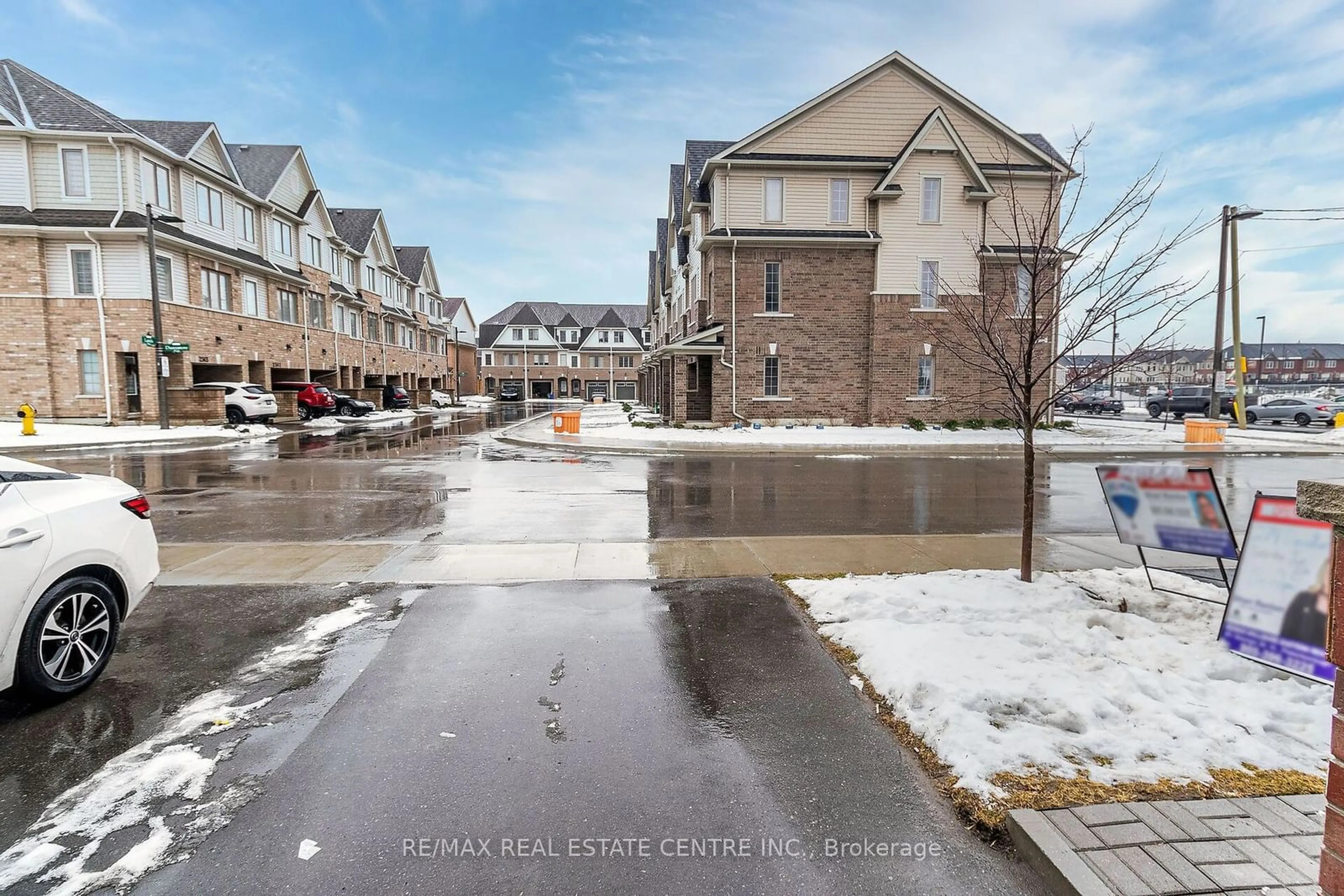 A pic from outside/outdoor area/front of a property/back of a property/a pic from drone, street for 277 Danzatore Path #77, Oshawa Ontario L1L 0P9