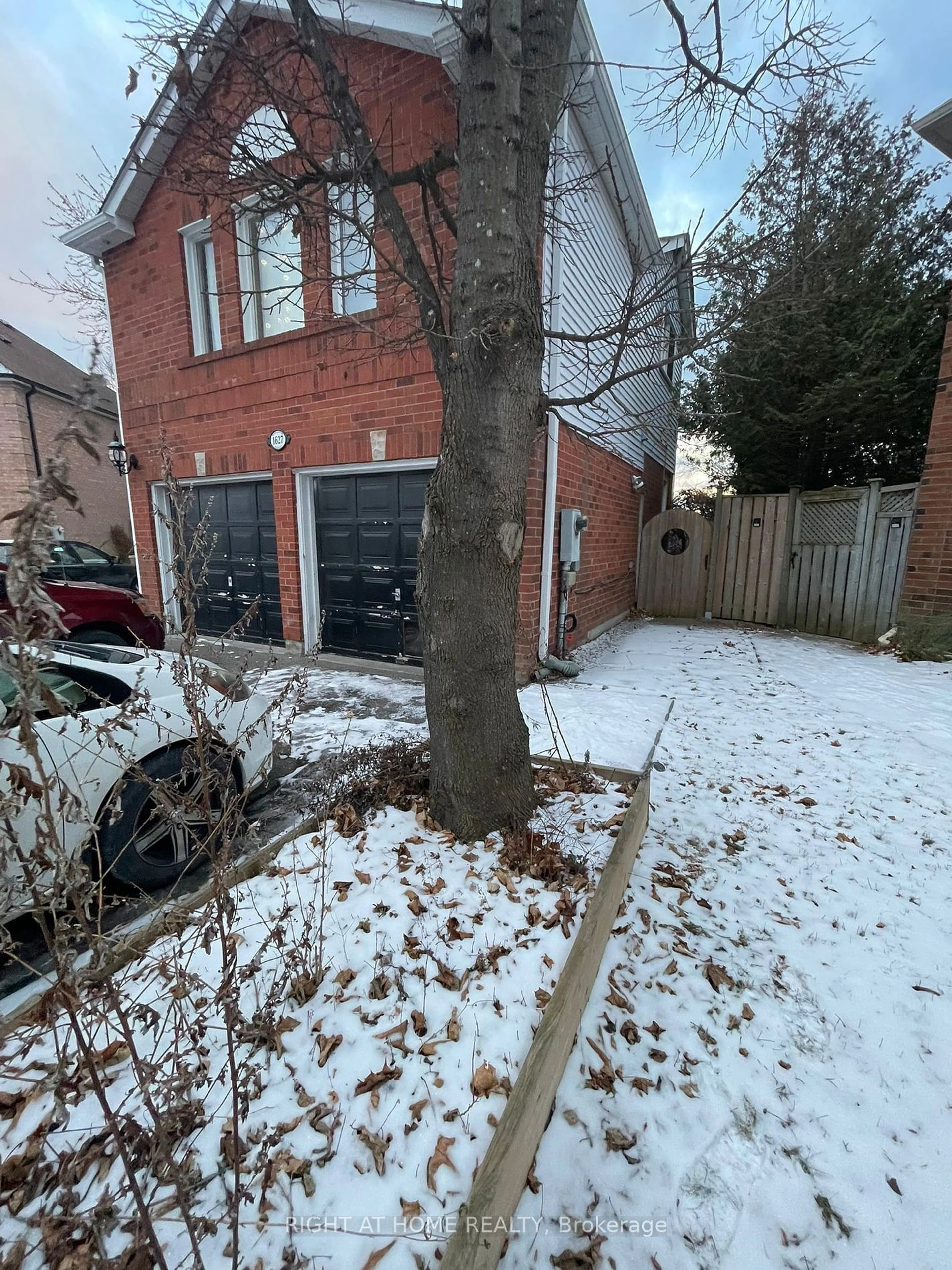 A pic from outside/outdoor area/front of a property/back of a property/a pic from drone, street for 1627 Middleton St, Pickering Ontario L1X 2L5