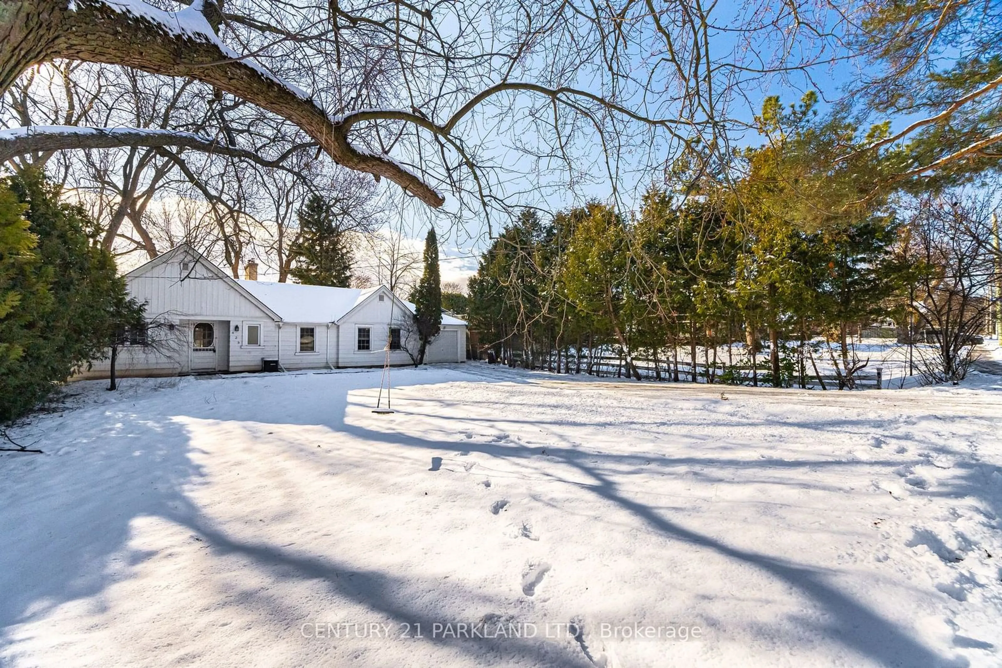 A pic from outside/outdoor area/front of a property/back of a property/a pic from drone, street for 423 Lawson Rd, Toronto Ontario M1C 2K2