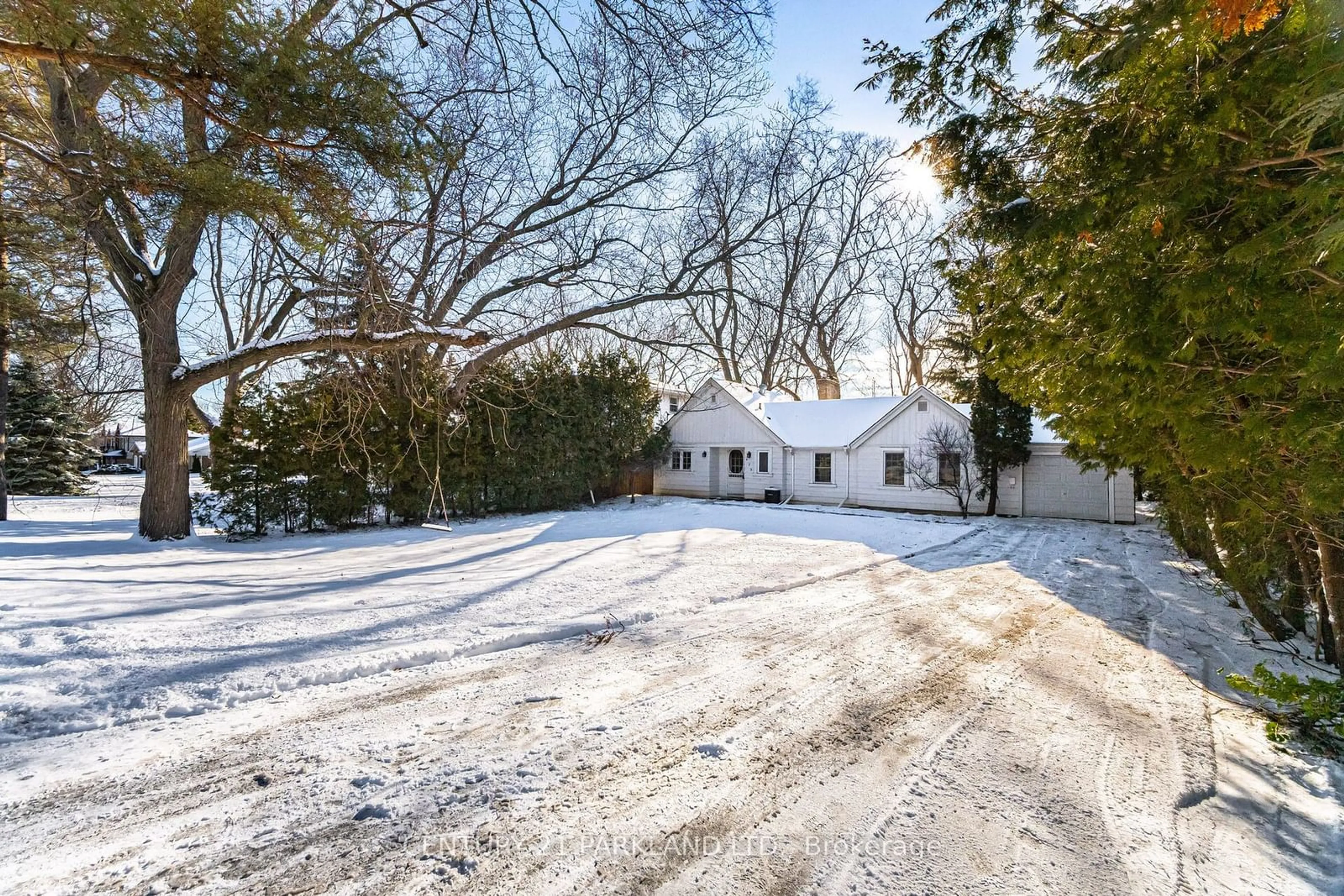 A pic from outside/outdoor area/front of a property/back of a property/a pic from drone, street for 423 Lawson Rd, Toronto Ontario M1C 2K2