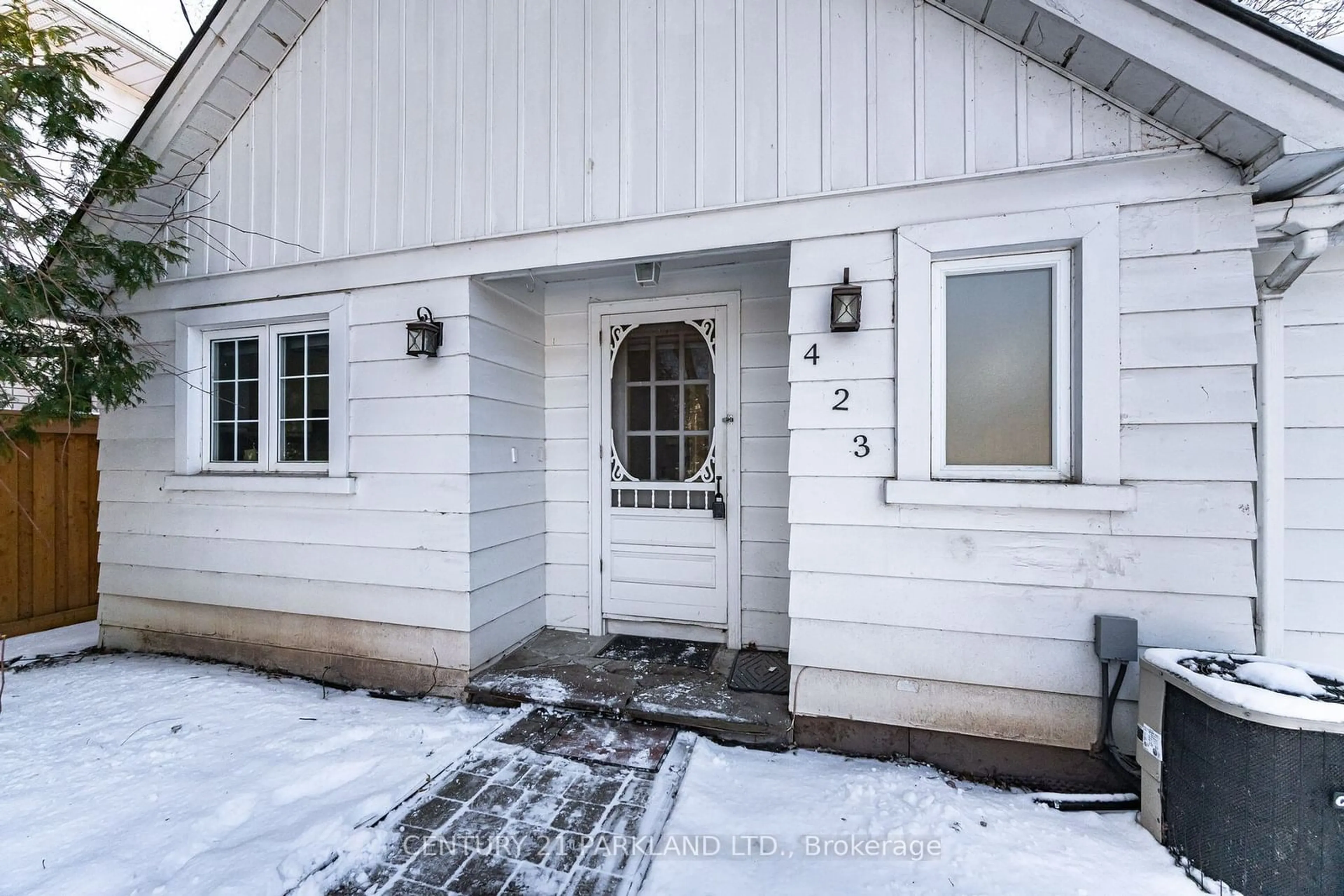 Indoor entryway for 423 Lawson Rd, Toronto Ontario M1C 2K2