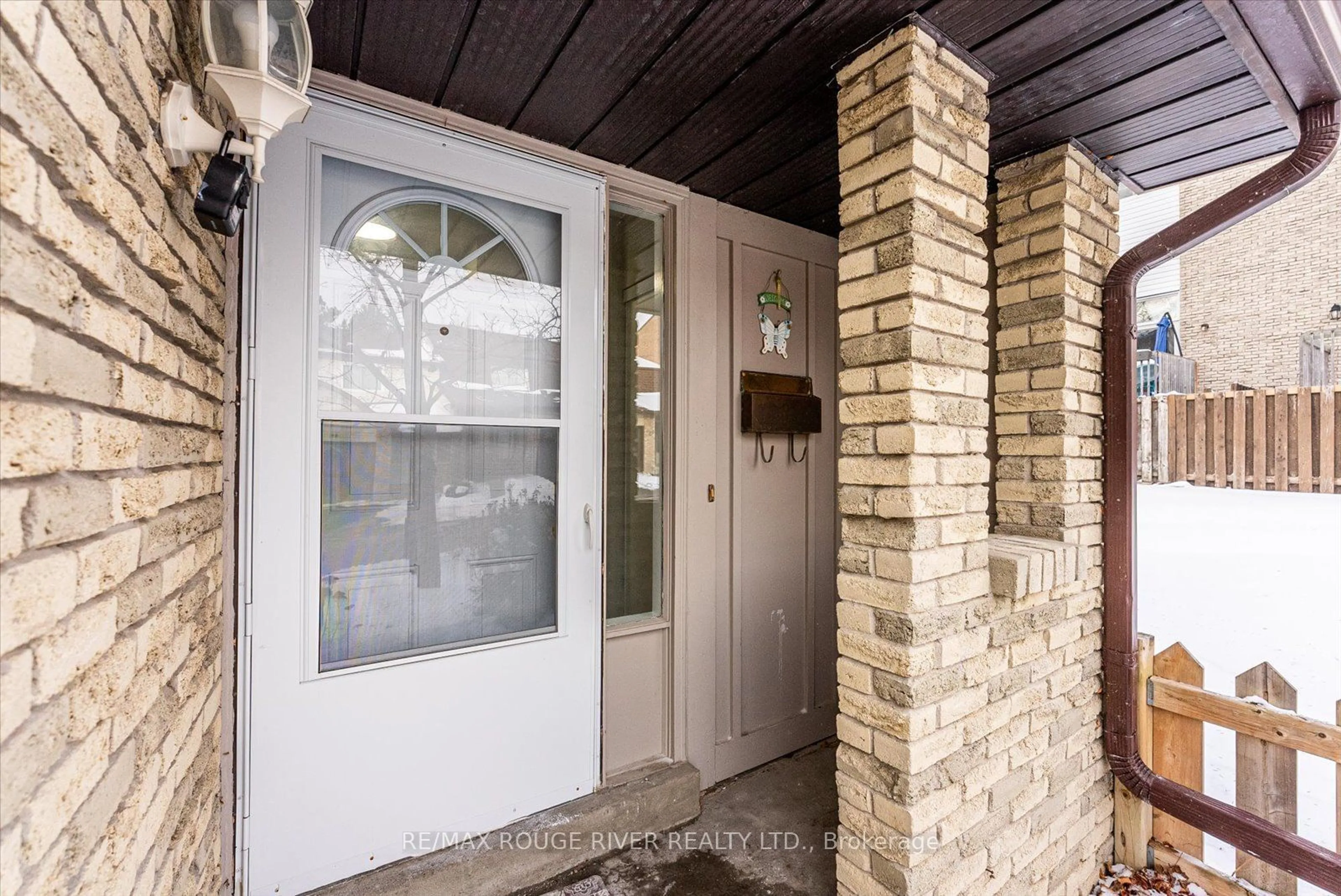 Indoor entryway for 1330 Trowbridge Dr #110, Oshawa Ontario L1G 7L1