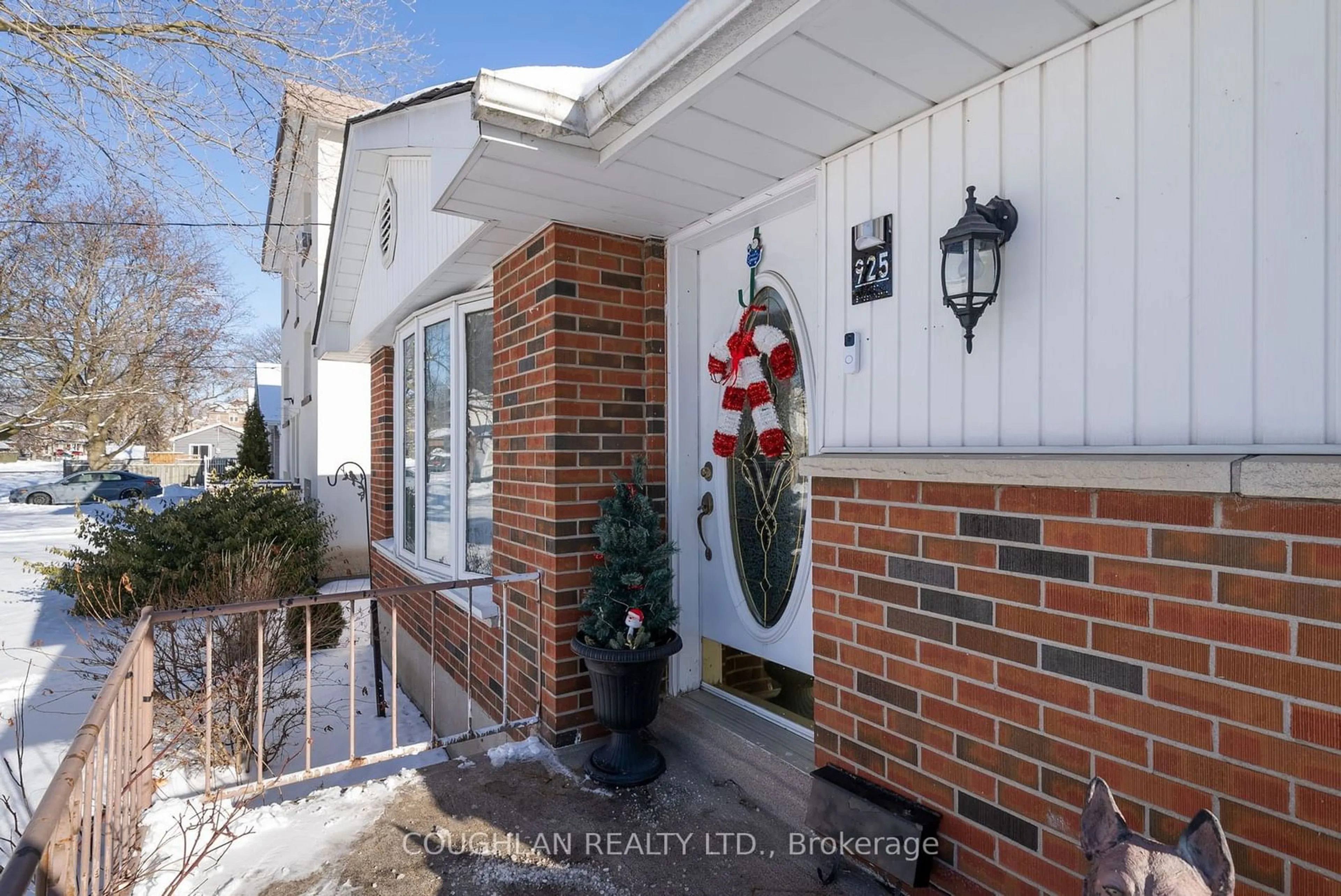 Indoor entryway for 925 Byron St, Whitby Ontario L1N 4P2