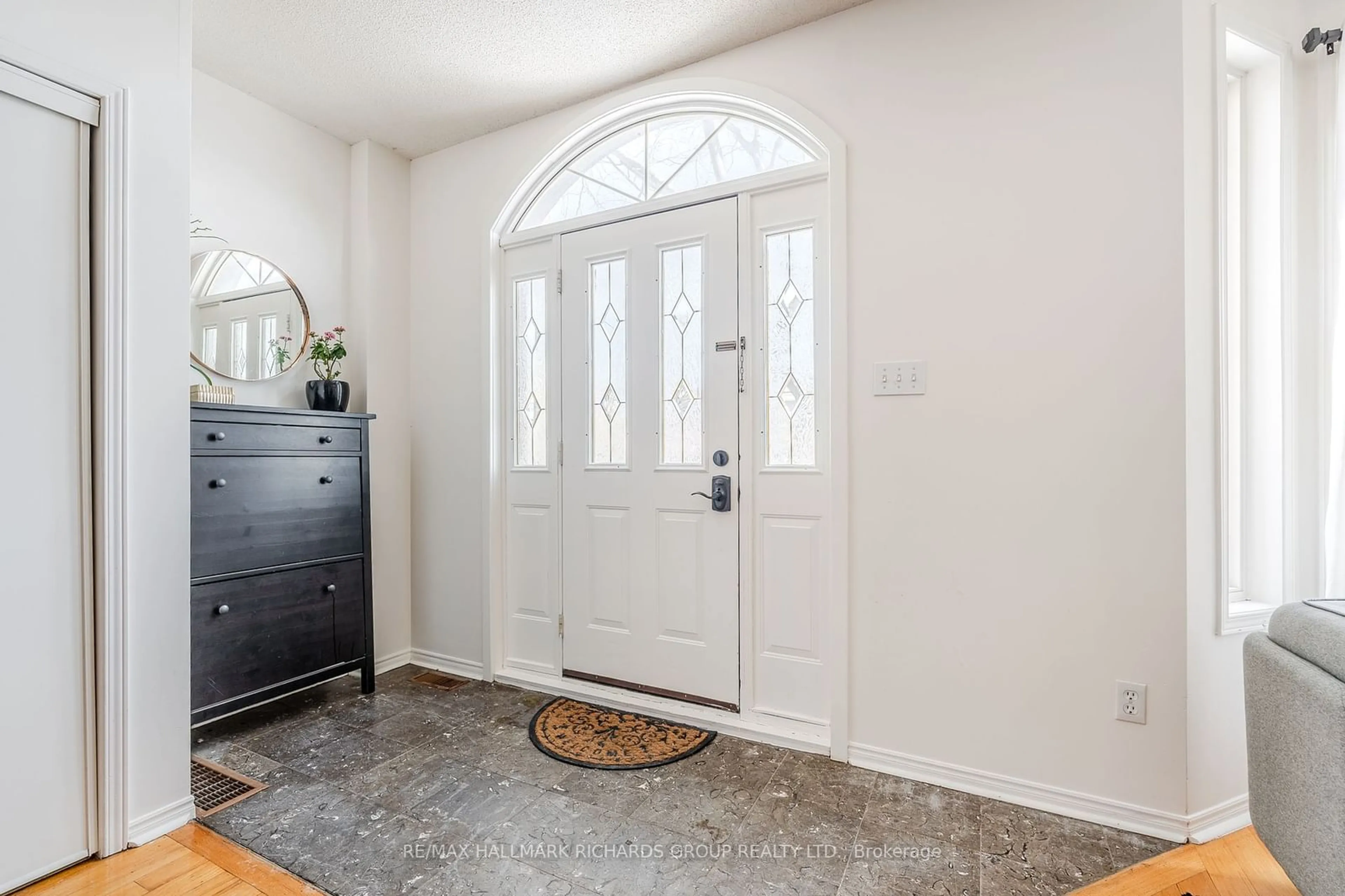 Indoor entryway for 84 Glenside Ave, Toronto Ontario M4L 2T5