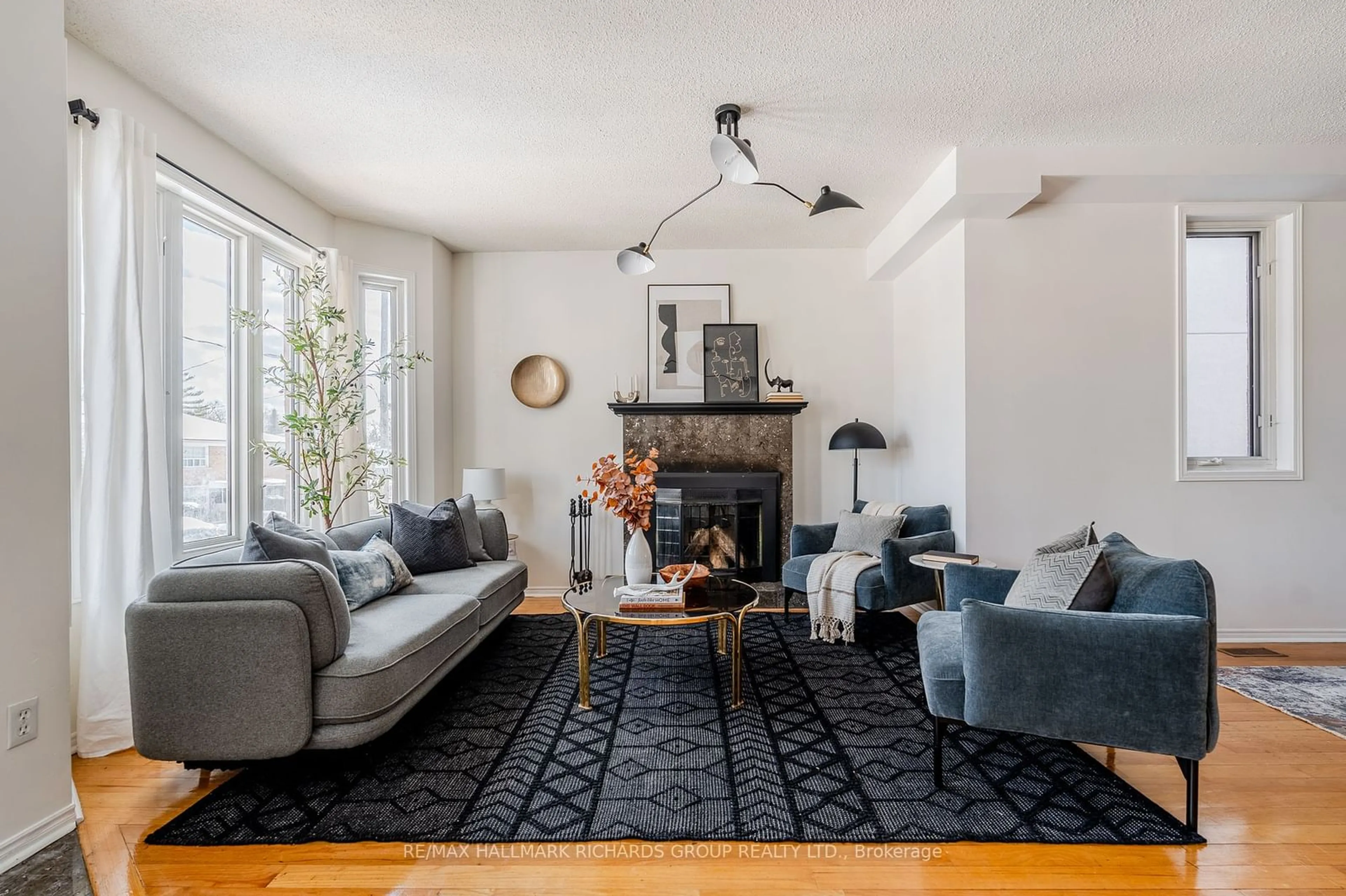 Living room with furniture, unknown for 84 Glenside Ave, Toronto Ontario M4L 2T5