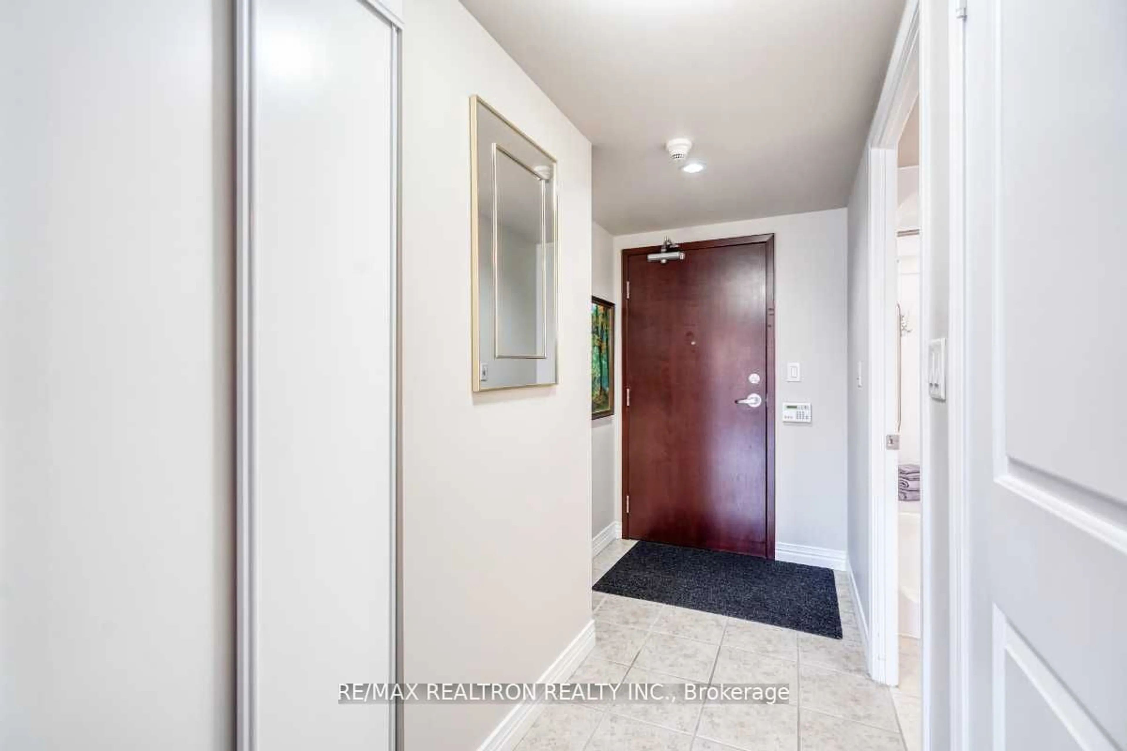 Indoor foyer for 100 Scottfield Dr #216, Toronto Ontario M1S 5W5