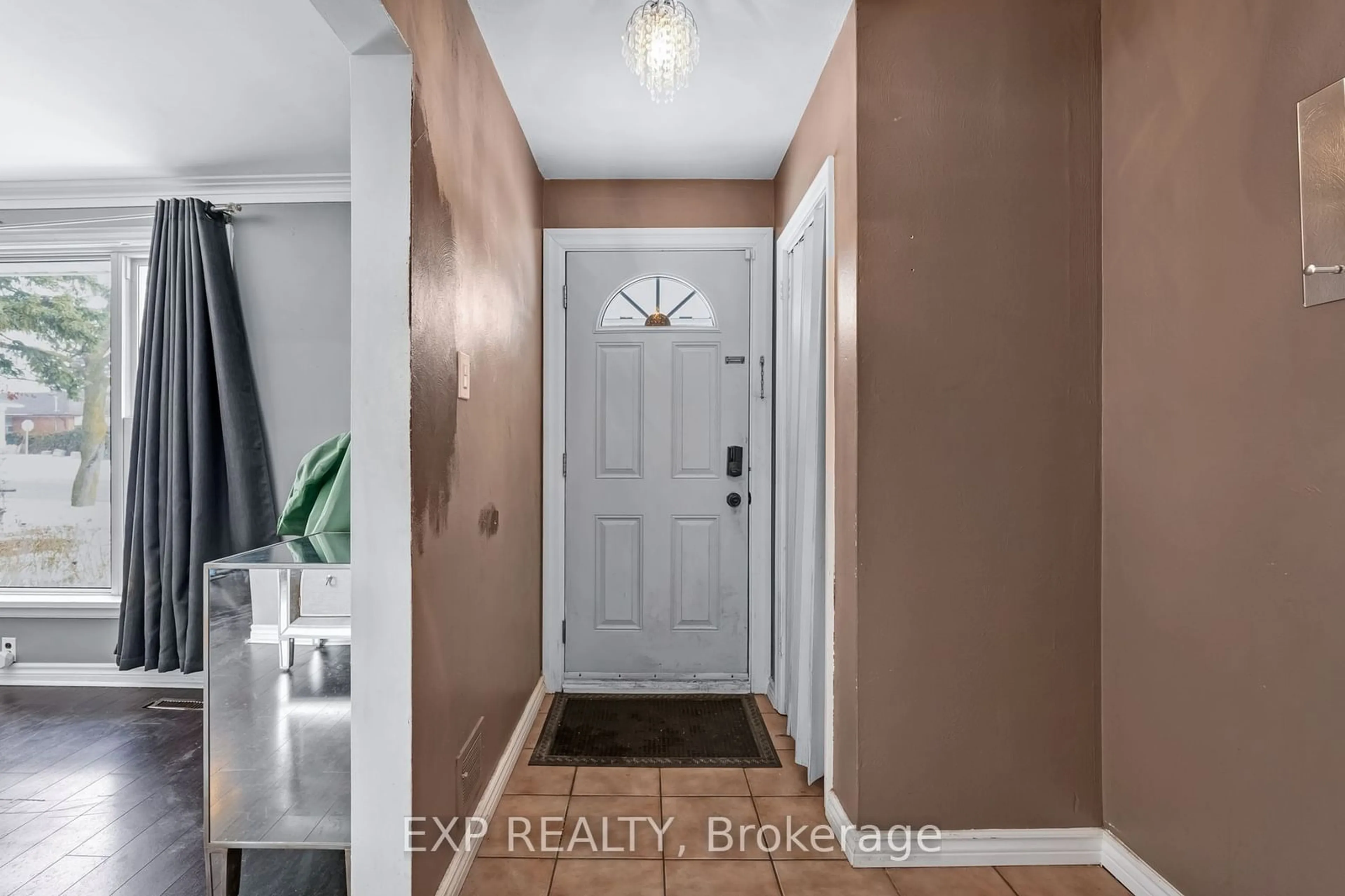 Indoor entryway for 18 Lewiston Rd, Toronto Ontario M1P 1X7