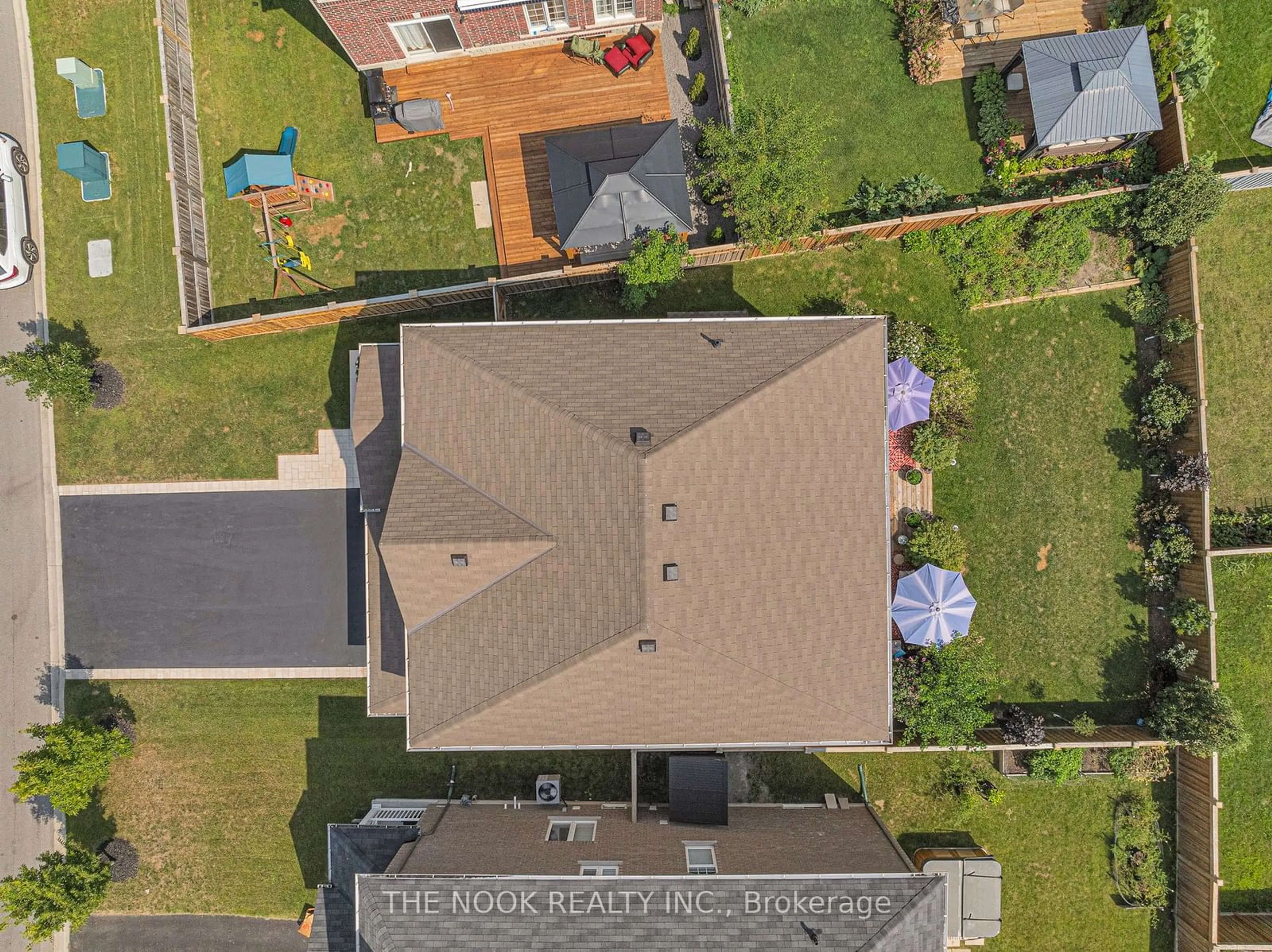 A pic from outside/outdoor area/front of a property/back of a property/a pic from drone, street for 187 William Fair Dr, Clarington Ontario L1C 0T6