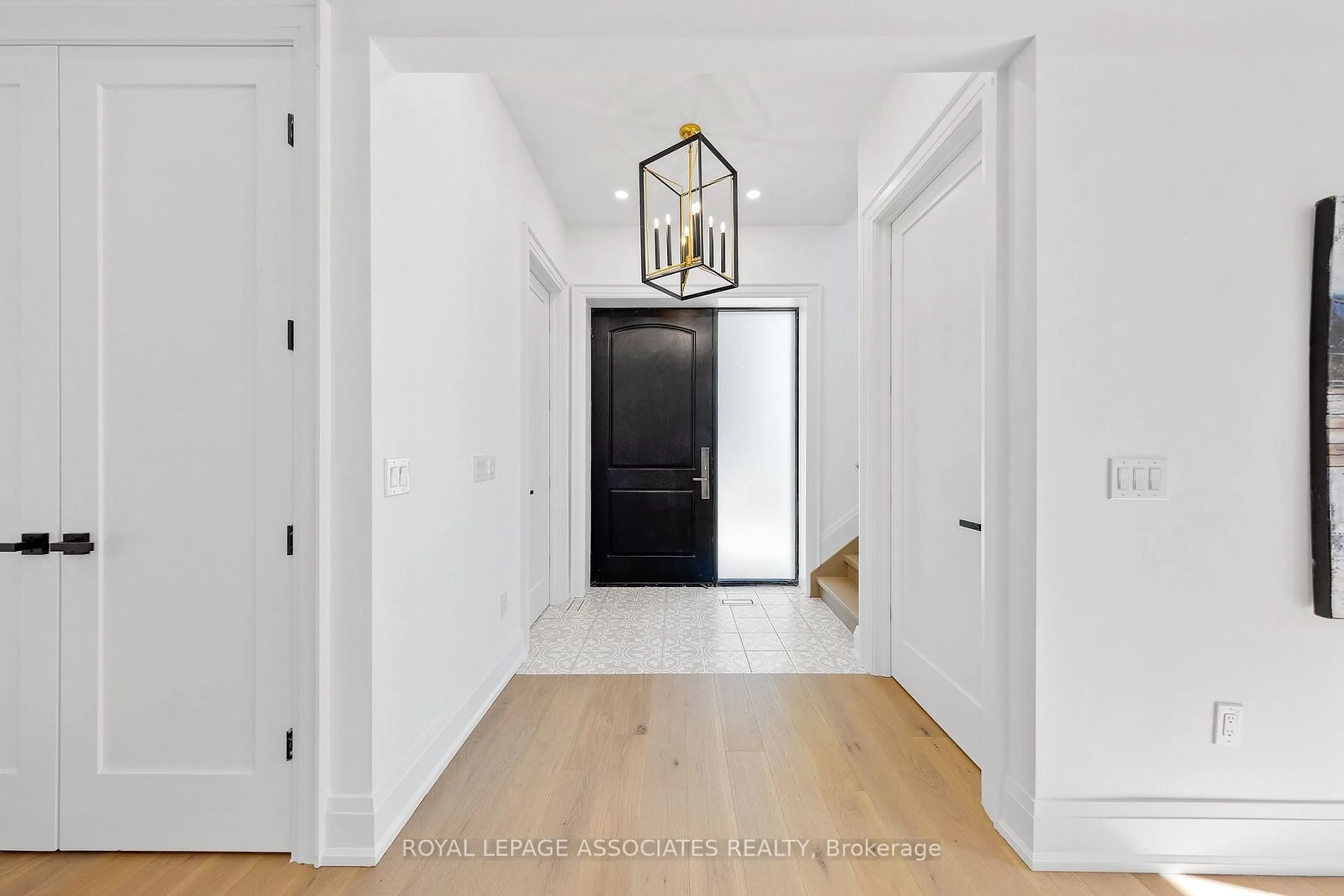 Indoor entryway for 192 Tower Dr, Toronto Ontario M1R 3P7