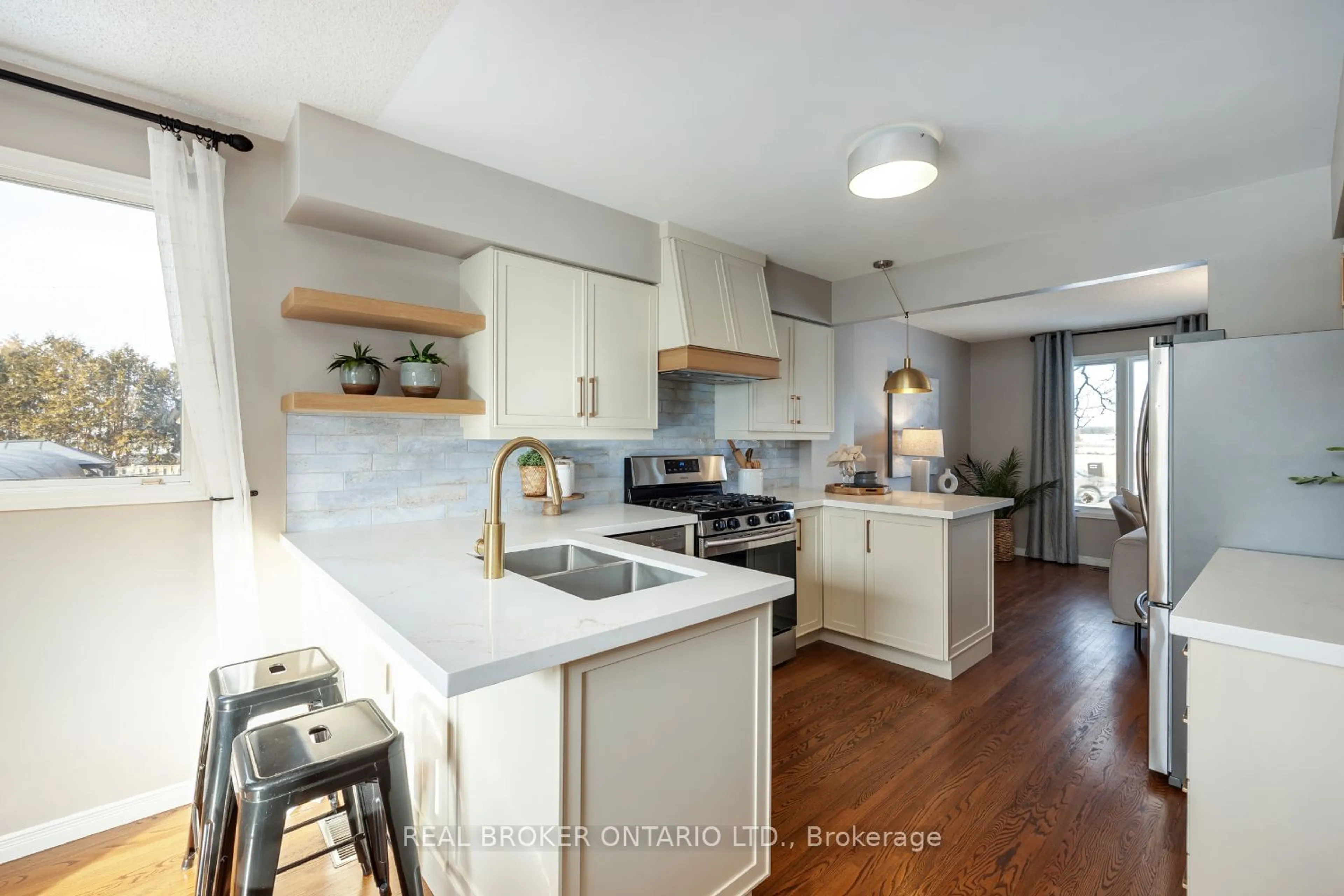 Open concept kitchen, wood/laminate floor for 2660 Courtice Rd, Clarington Ontario L1E 2M7