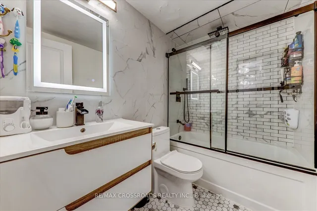 Additional property image - 5 Massey Sq Unit 910