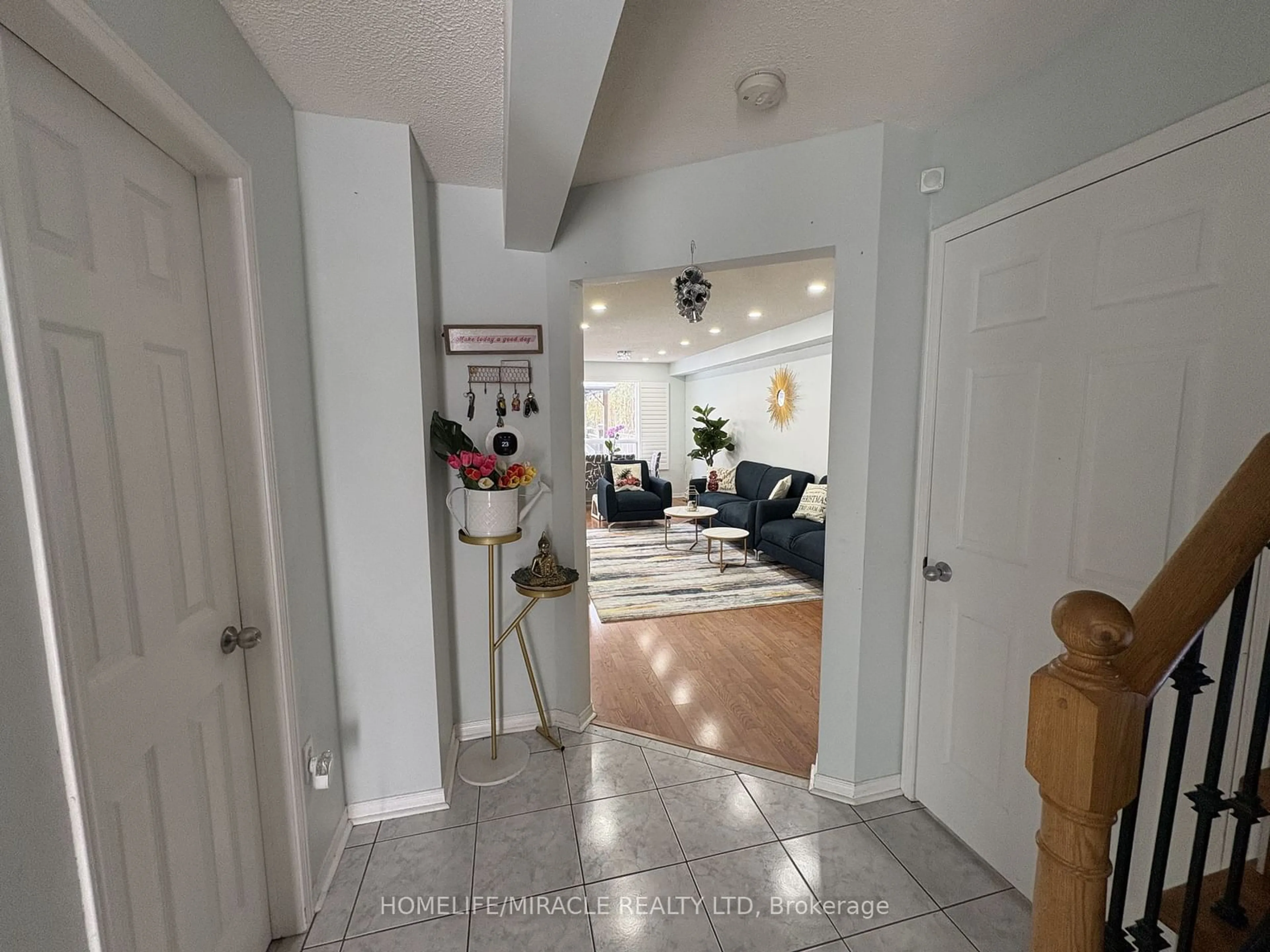 Indoor entryway for 15 Heaver Dr, Whitby Ontario L1N 9K4