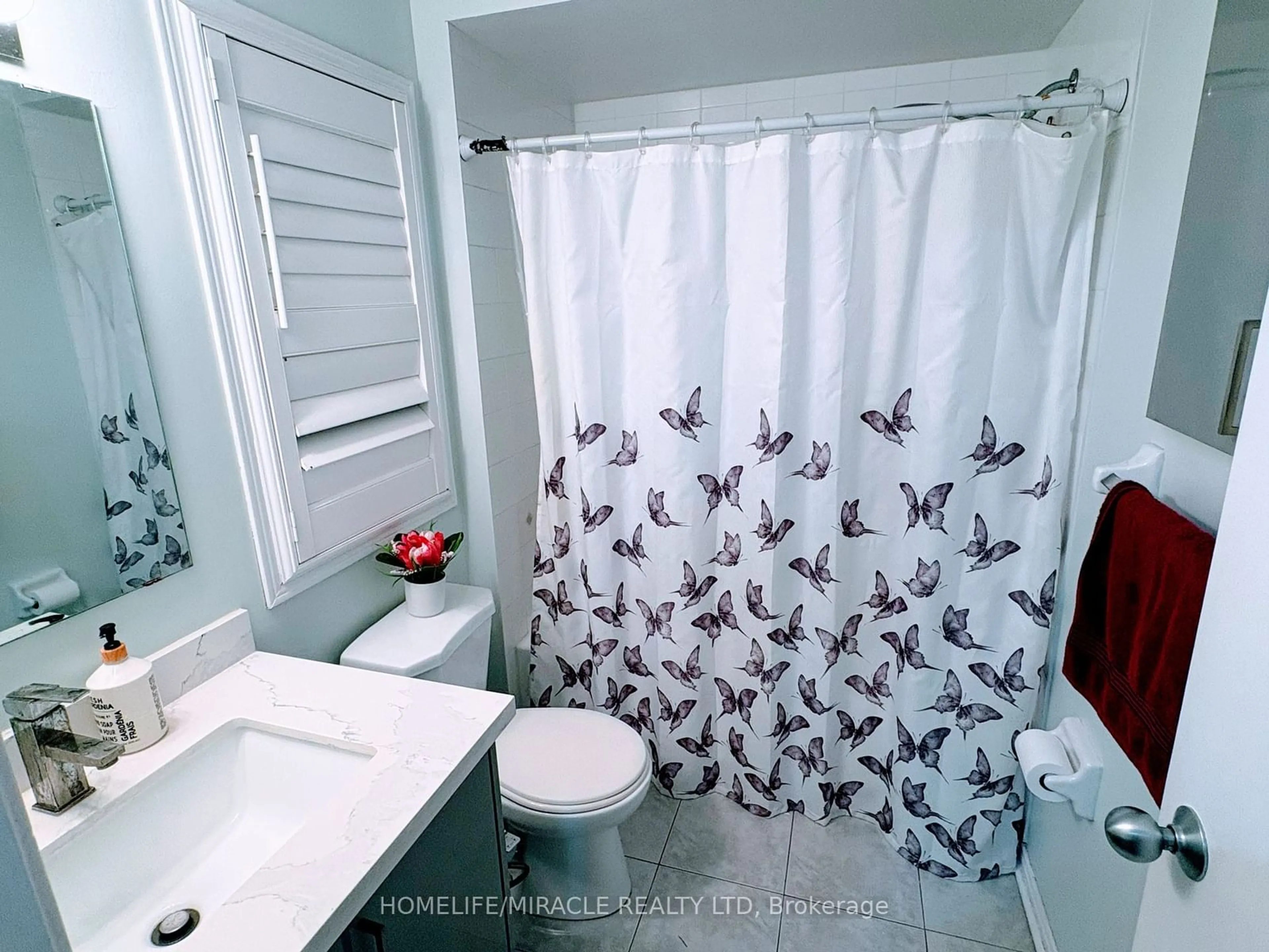 Standard bathroom, ceramic/tile floor for 15 Heaver Dr, Whitby Ontario L1N 9K4