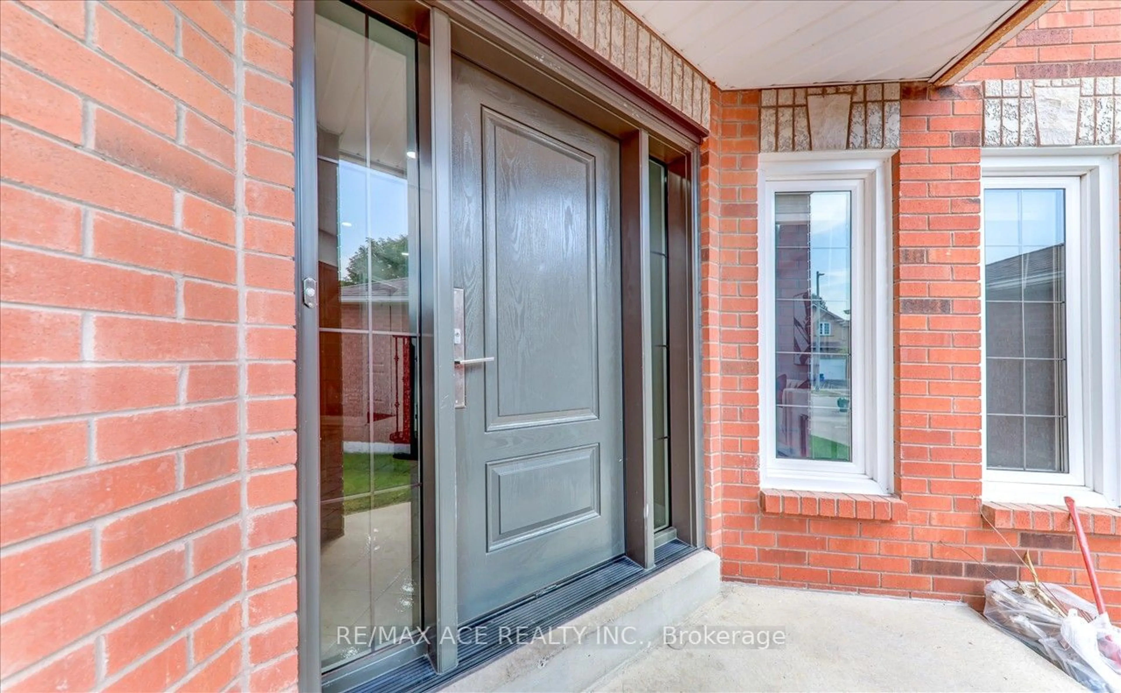 Indoor entryway for 1539 Napanee Rd, Pickering Ontario L1V 6T7