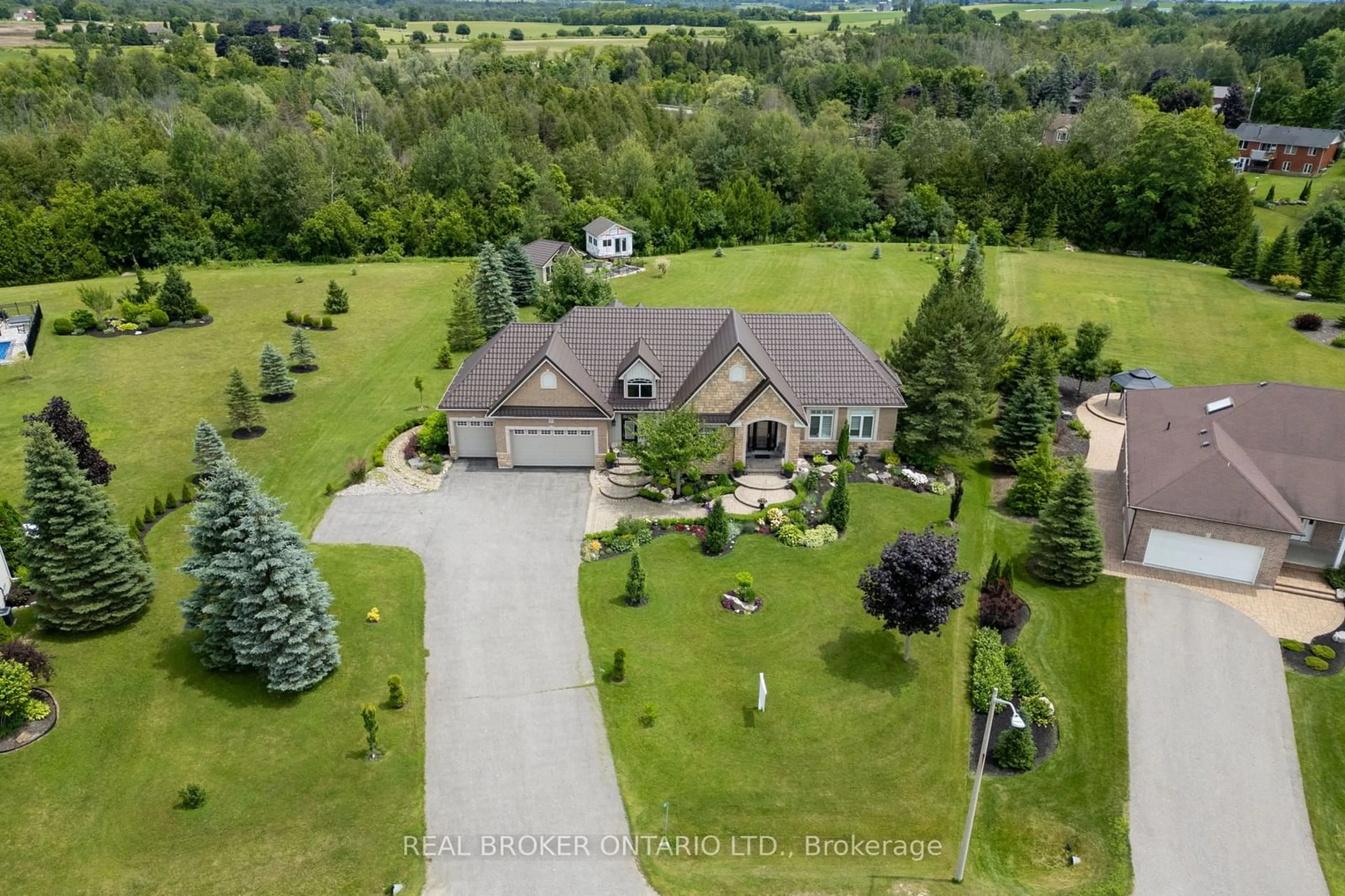 A pic from outside/outdoor area/front of a property/back of a property/a pic from drone, unknown for 23 Venton Crt, Clarington Ontario L1C 5E9