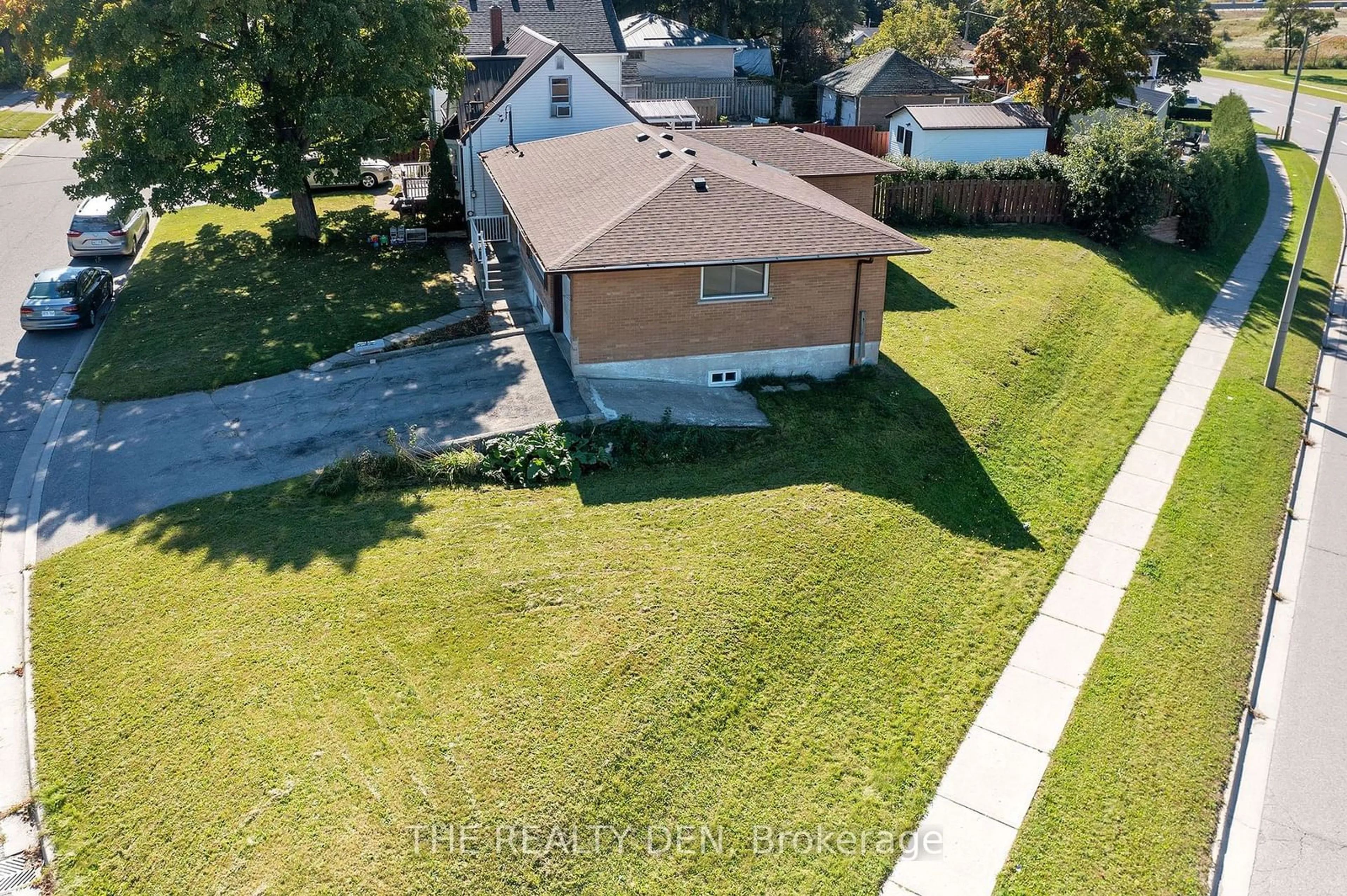 A pic from outside/outdoor area/front of a property/back of a property/a pic from drone, street for 532 Montrave Ave, Oshawa Ontario L1J 4S9