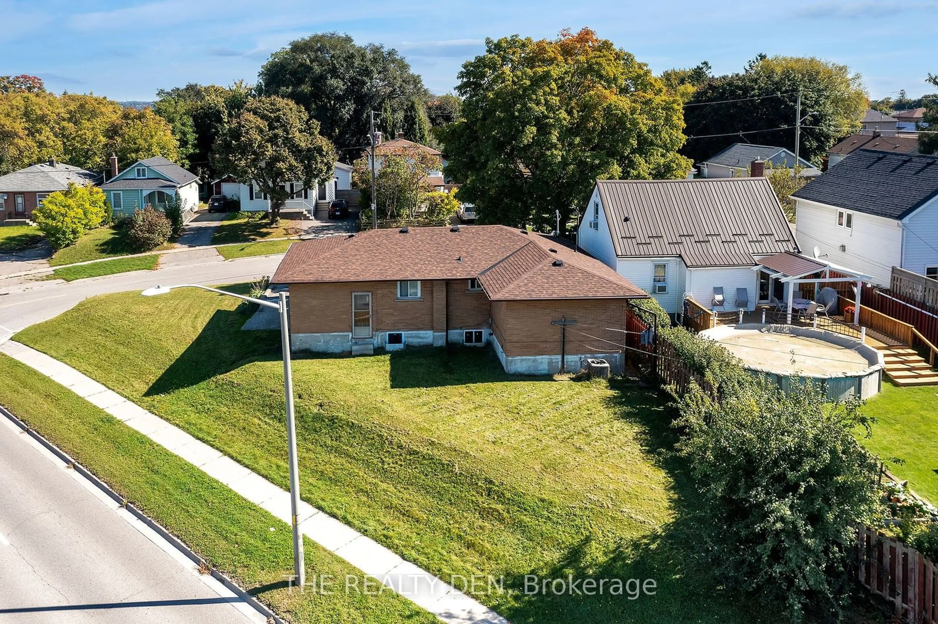 A pic from outside/outdoor area/front of a property/back of a property/a pic from drone, street for 532 Montrave Ave, Oshawa Ontario L1J 4S9