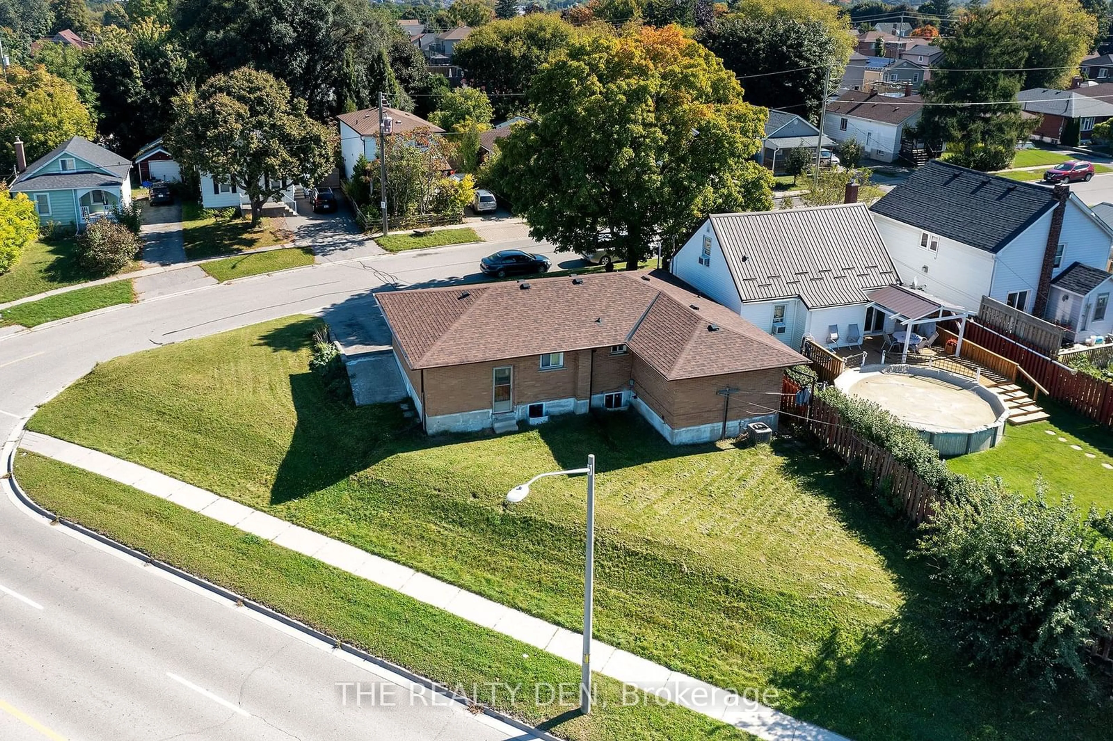 A pic from outside/outdoor area/front of a property/back of a property/a pic from drone, street for 532 Montrave Ave, Oshawa Ontario L1J 4S9