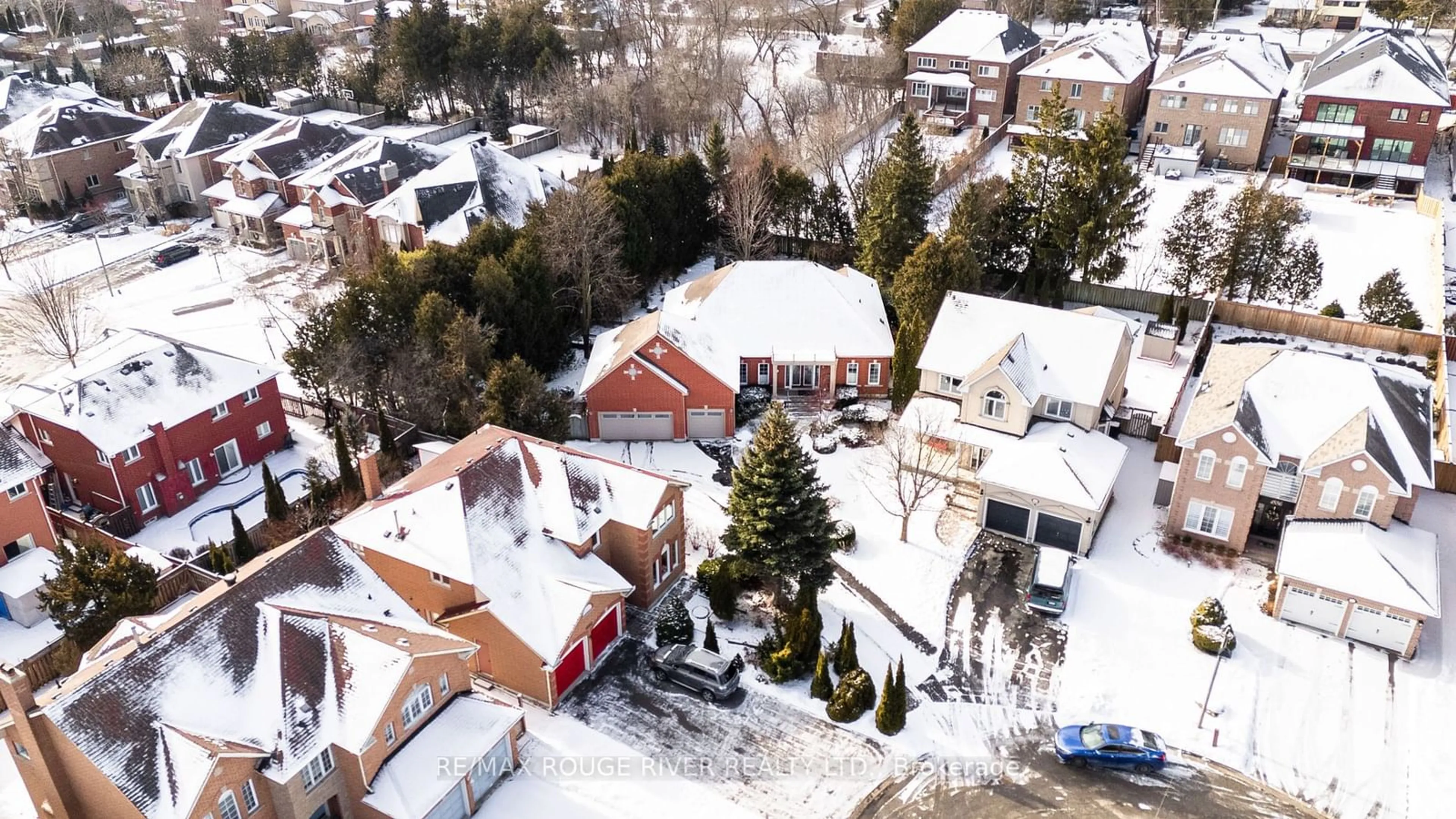 A pic from outside/outdoor area/front of a property/back of a property/a pic from drone, street for 1882 Rockwood Dr, Pickering Ontario L1V 6S9